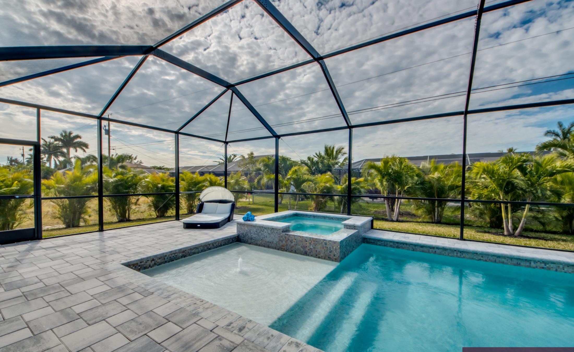 Modernes Ferienhaus in Cape Coral mit beheiztem Pool und Spa bei Sonnenuntergang.