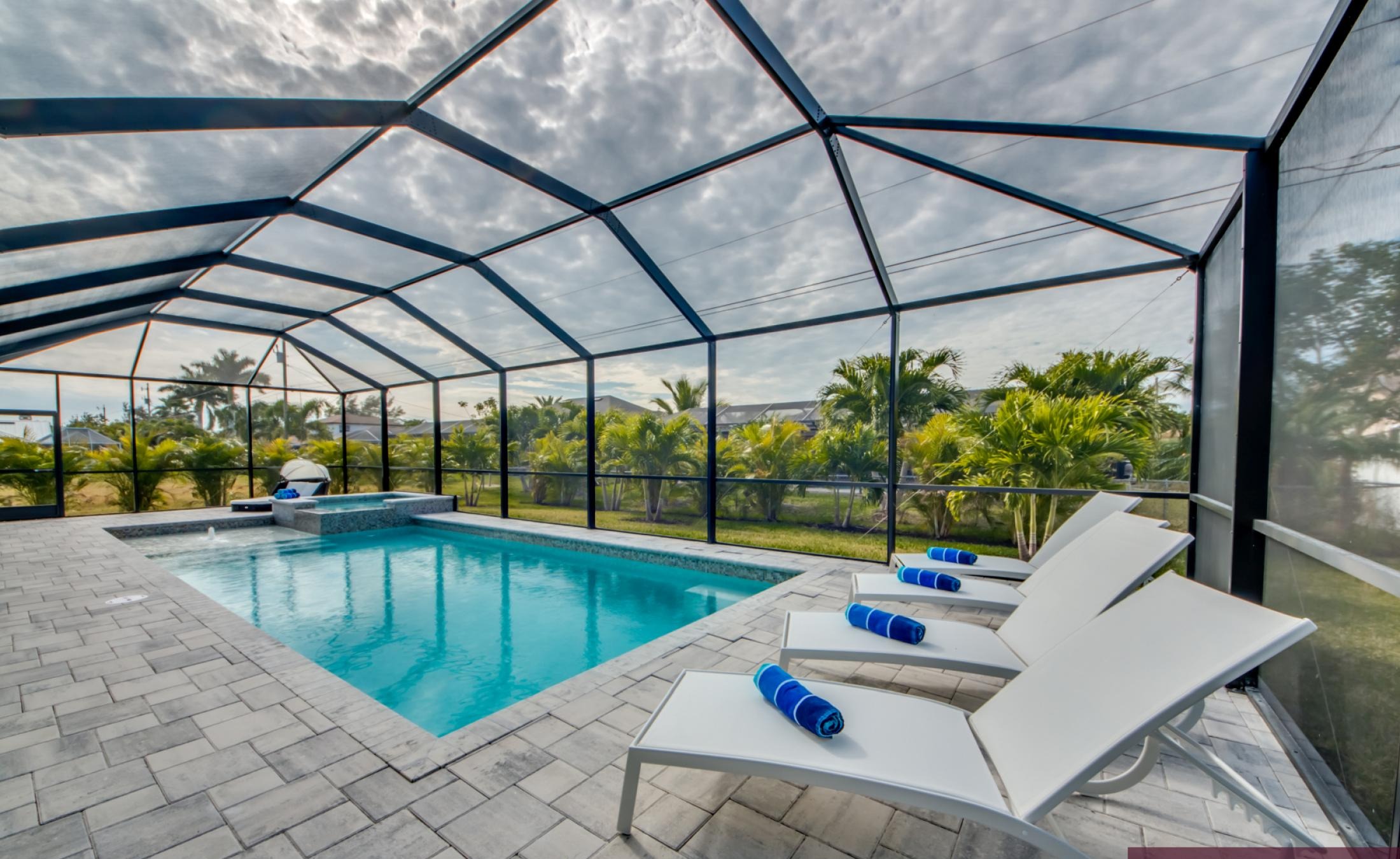 Modernes Wohnzimmer mit Sofa und TV, offene Raumgestaltung.