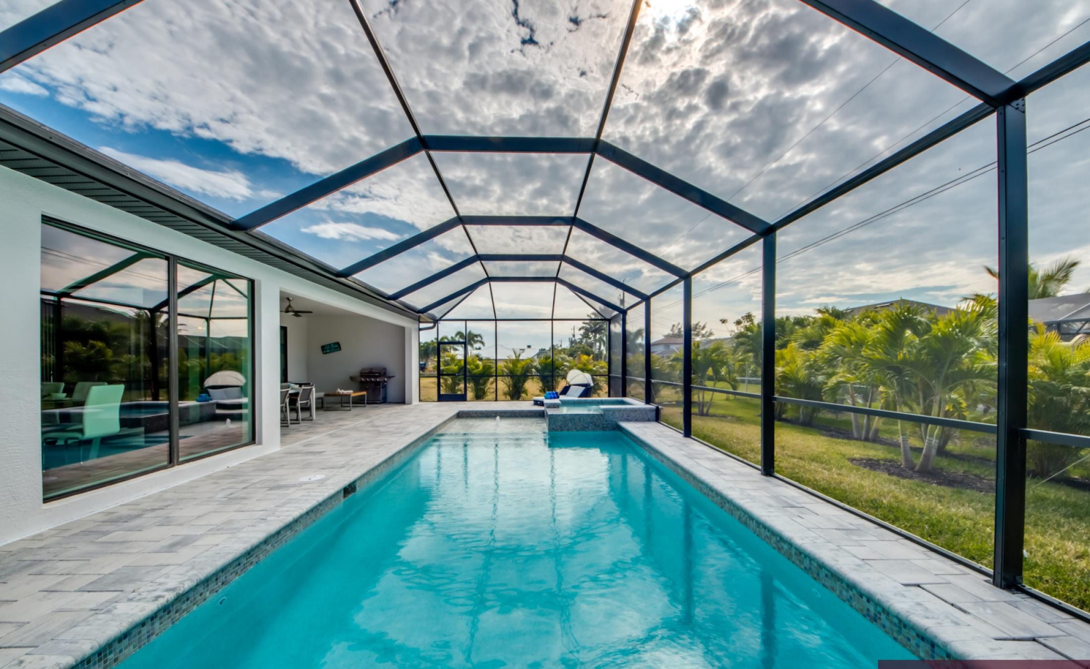Moderne Villa in Cape Coral mit beheiztem Pool und Spa, Westausrichtung.