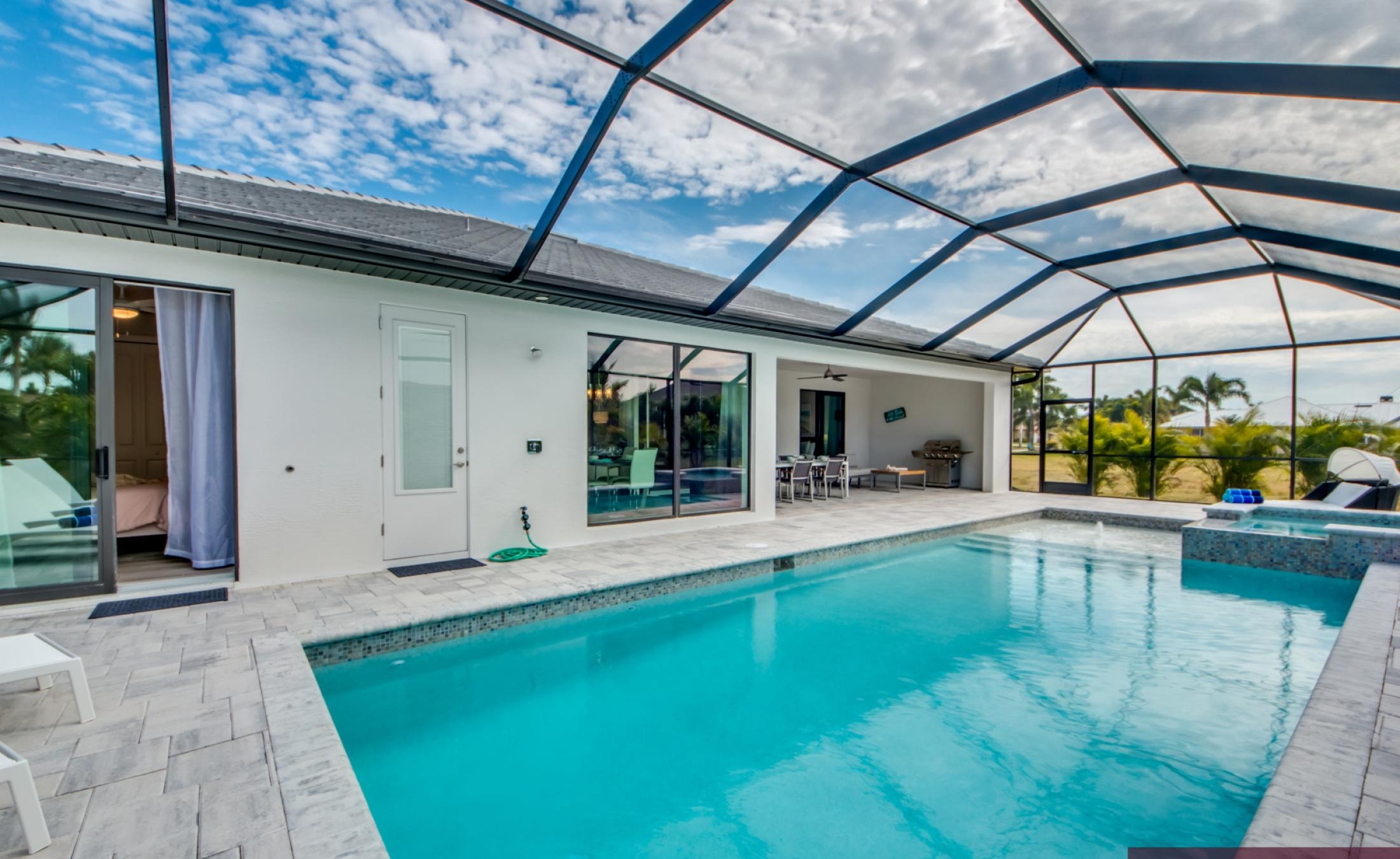 Modernes Wohnzimmer mit Sofa und TV