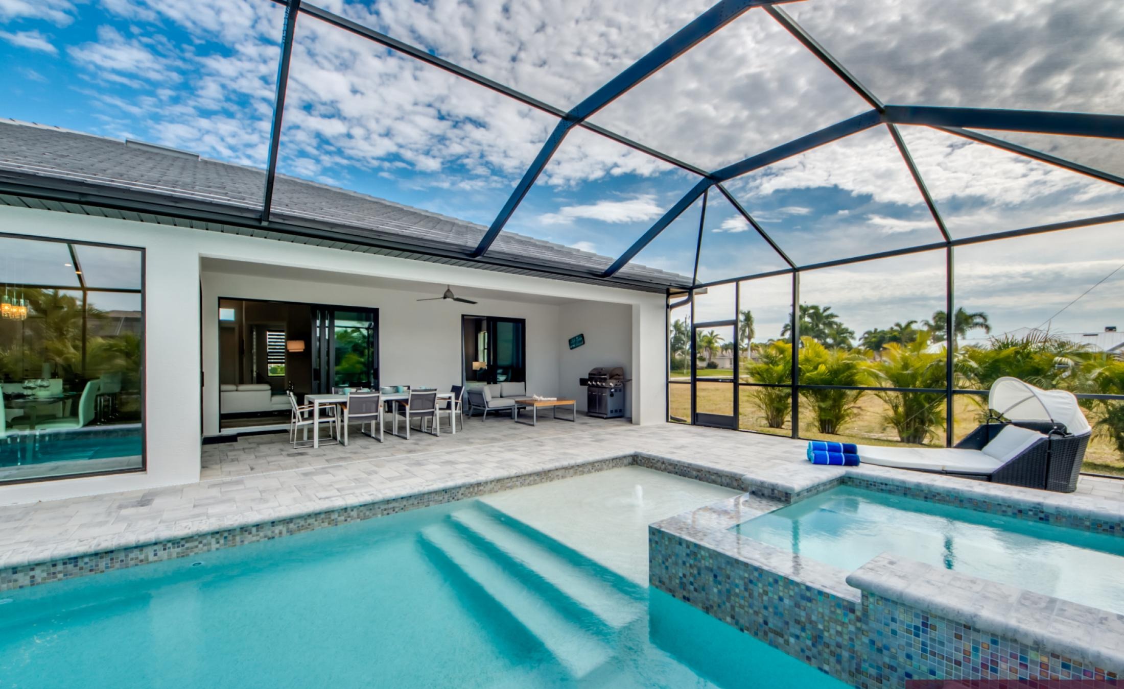 Modernes Wohnzimmer mit Sofa und TV-Setup