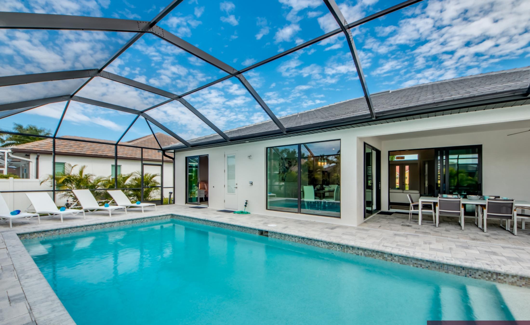 Moderner Wohnbereich mit Sitzgruppe und TV