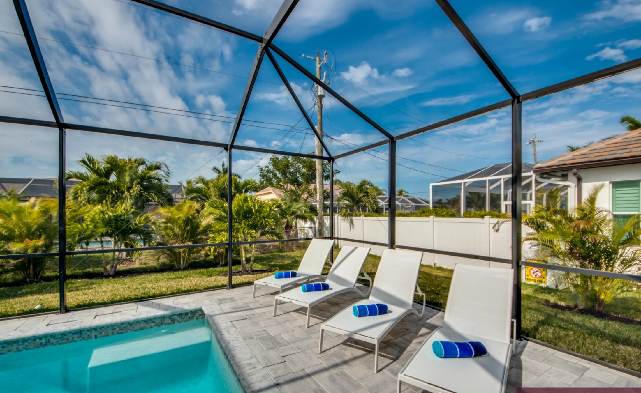 Moderner Wohnbereich mit Sitzgruppe und TV