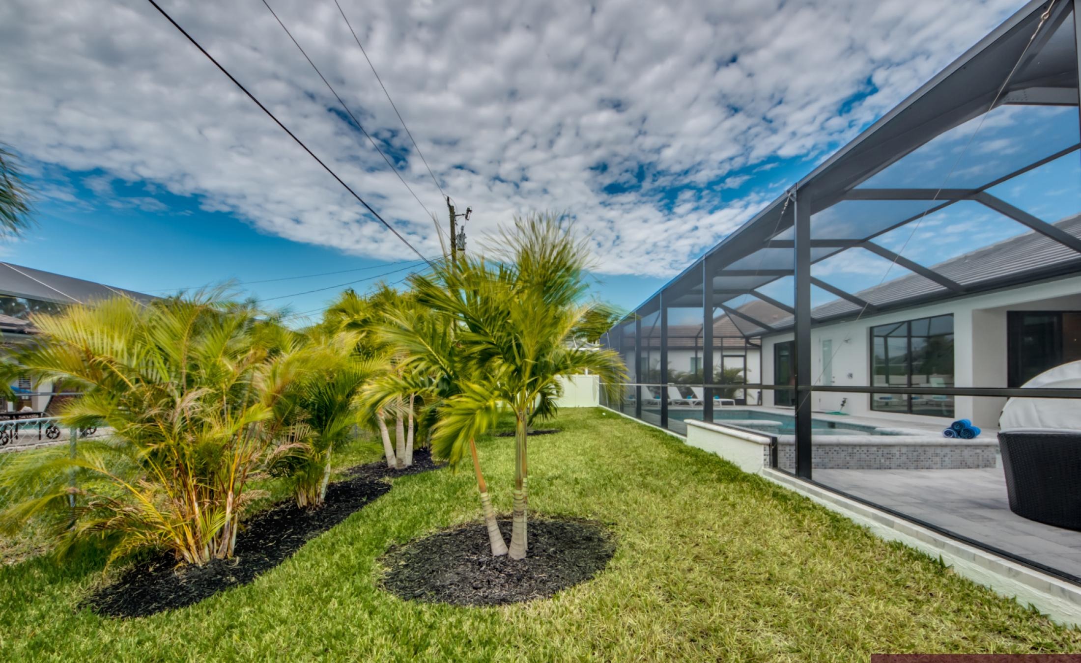 Moderner Wohnbereich mit Sofa und TV.