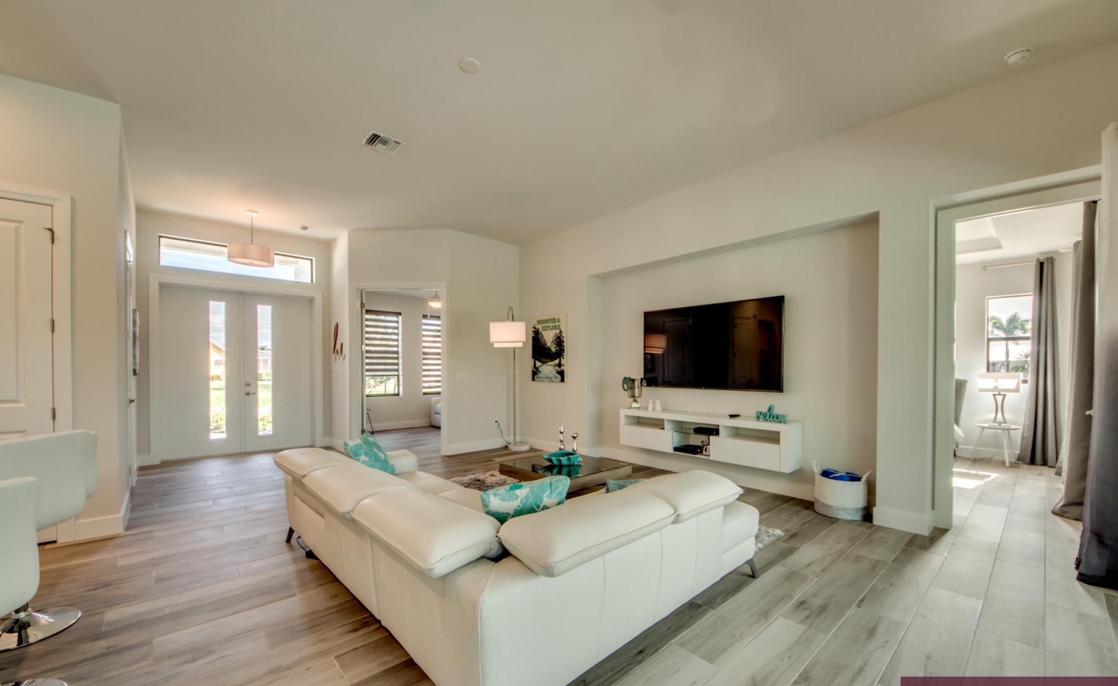 Moderne Villa mit beheiztem Pool und Spa in Westausrichtung.