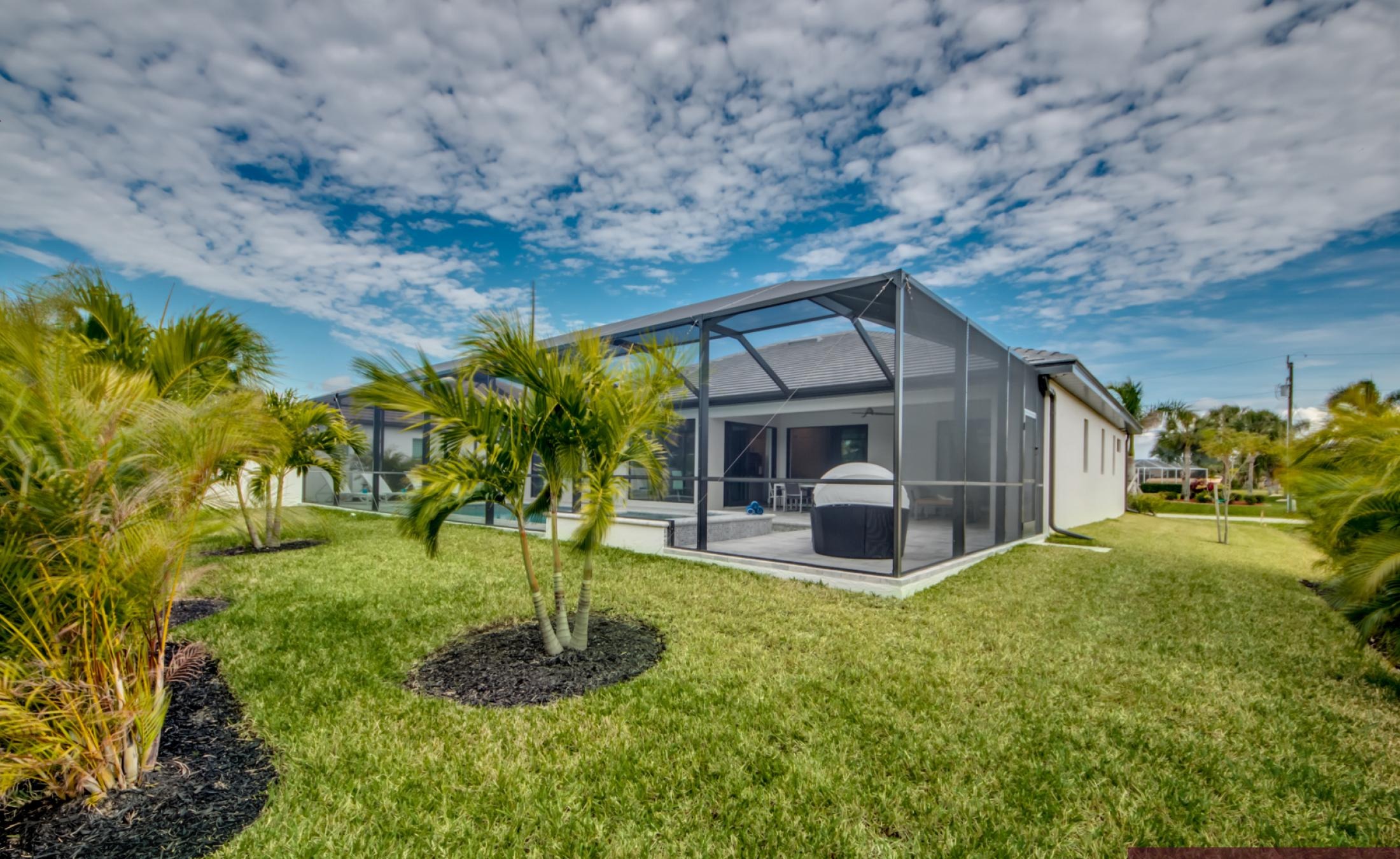 Modernes Wohnzimmer mit Sofa und TV-Setup