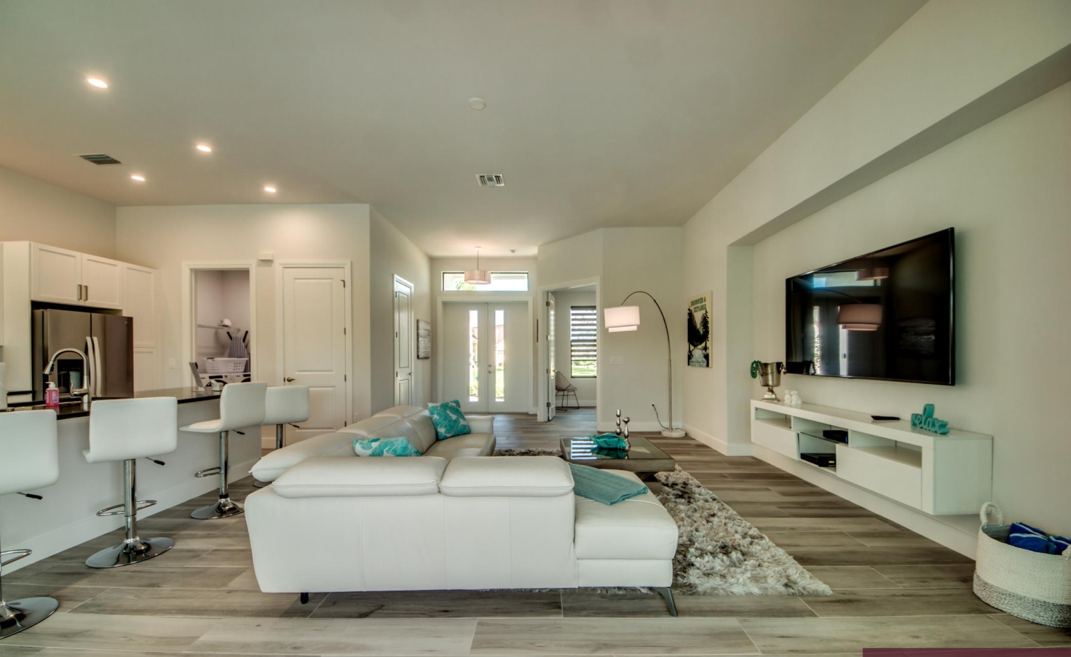 Modernes Wohnzimmer mit Sofa und TV