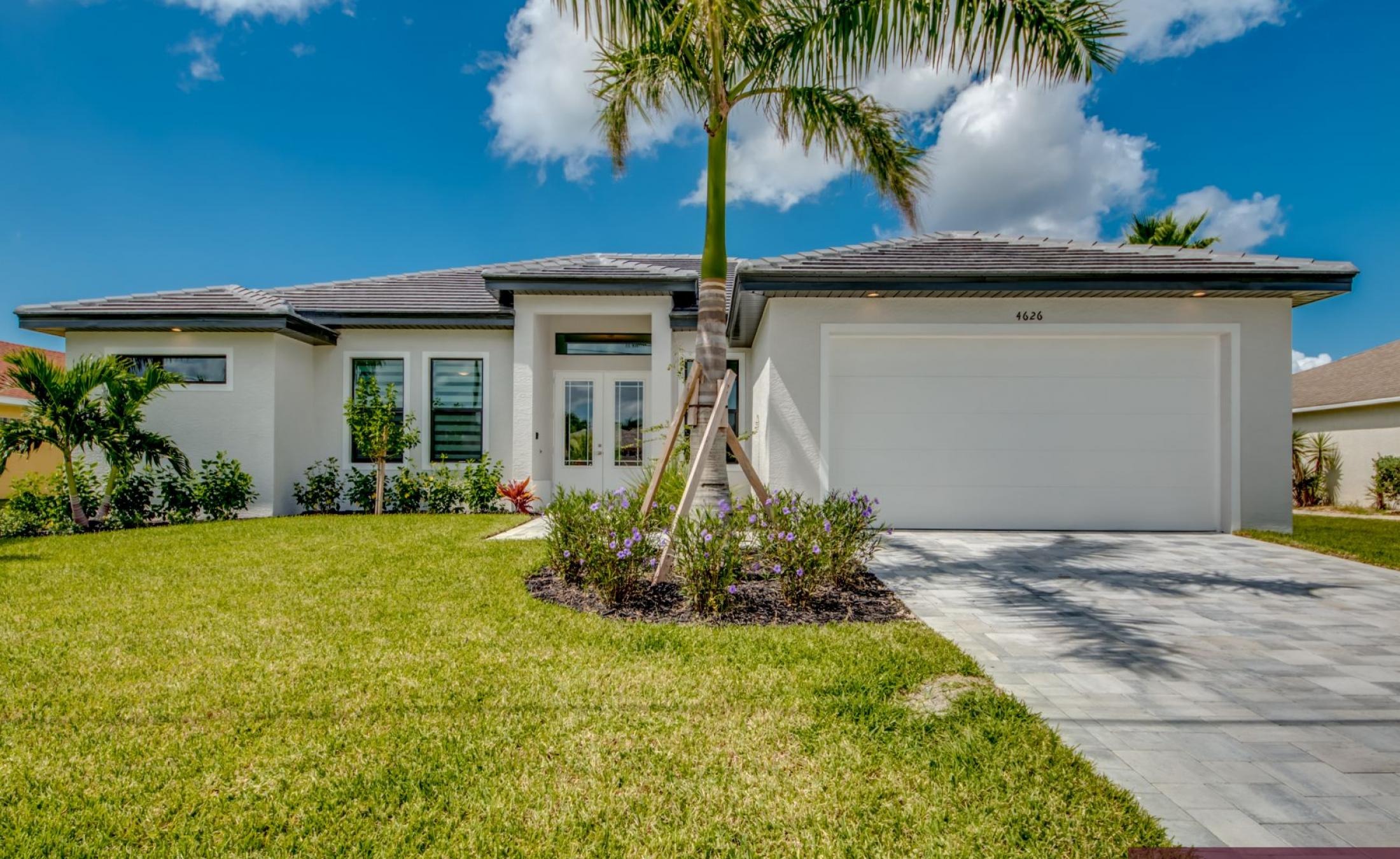 Moderne Villa in ruhiger Wohnlage mit Sonnenterrasse, beheiztem Pool und Spa.