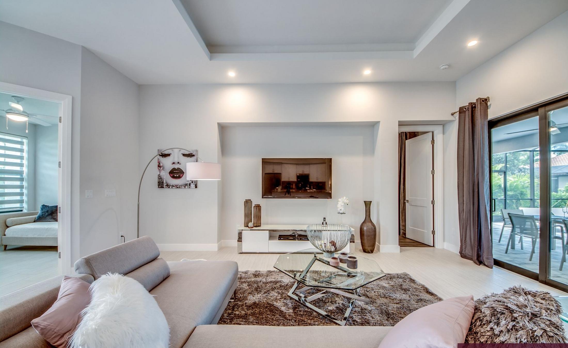 Westlich ausgerichtete Poolterrasse mit beheiztem Pool und Spa bei Sonnenuntergang.