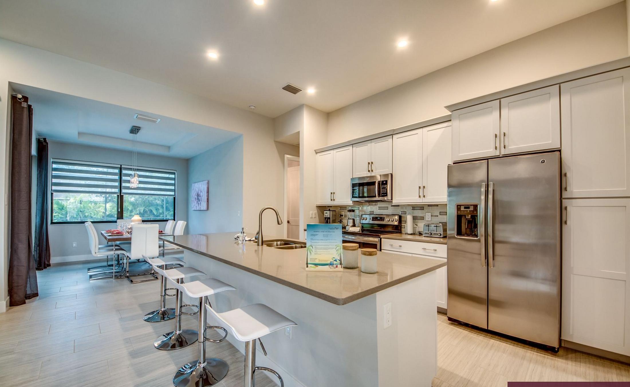 Westlich ausgerichtete Poolterrasse mit beheiztem Pool und Spa bei Sonnenuntergang.