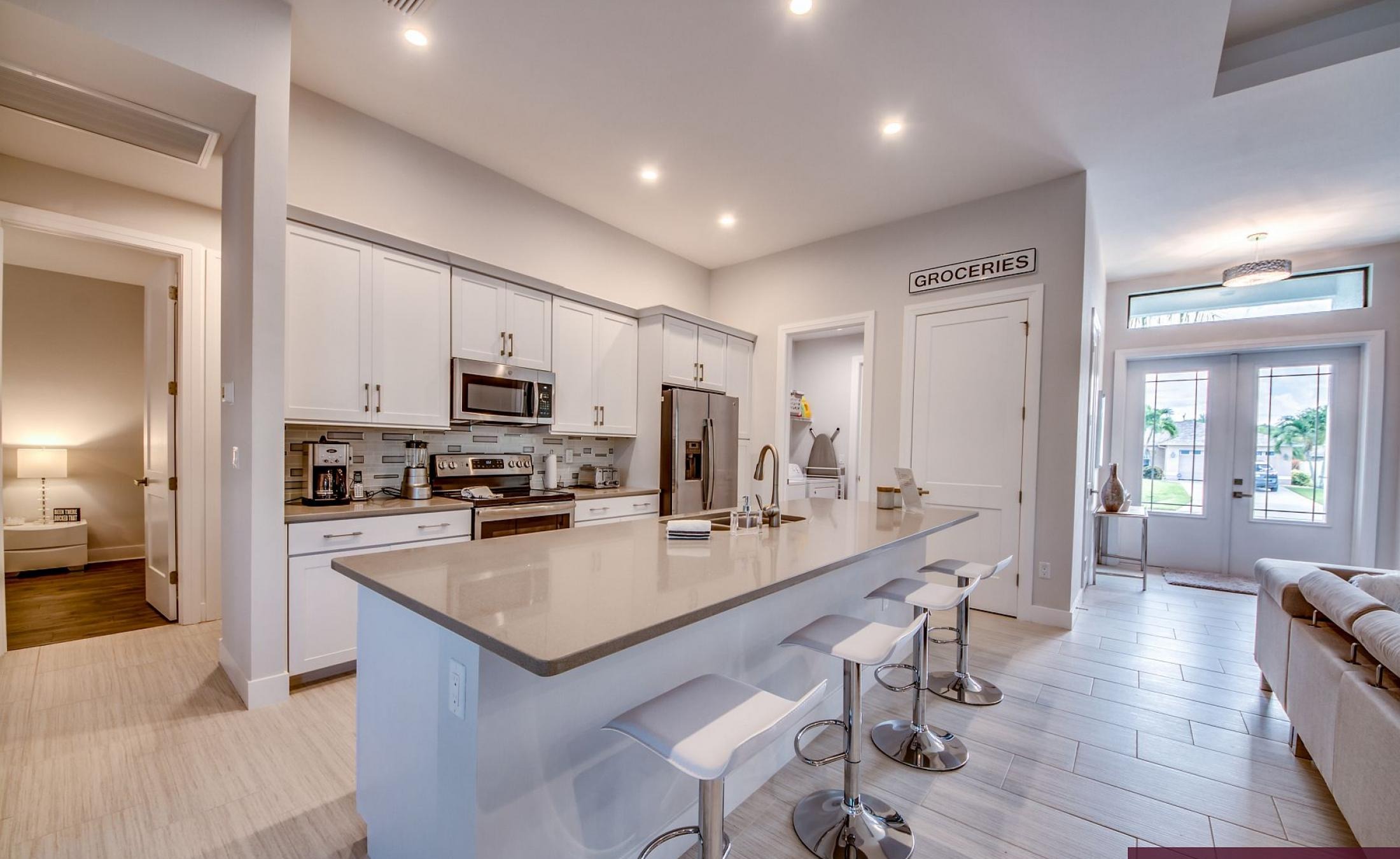 Moderne Villa in ruhiger Wohnlage in Cape Coral mit Westterrasse, beheiztem Pool und Spa.