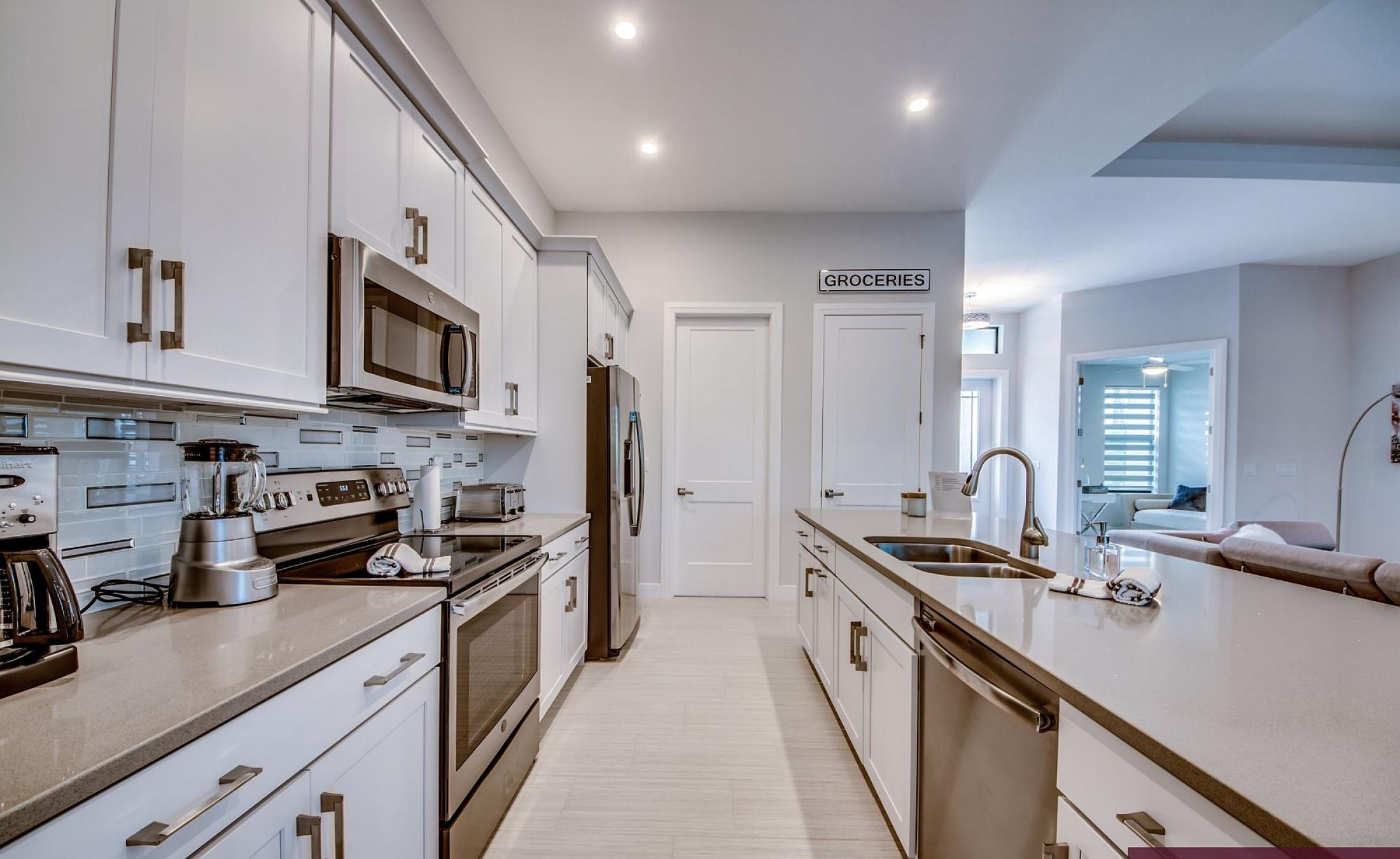 Moderne Villa in ruhiger Wohnlage in Cape Coral mit Sonnenterrasse, beheiztem Pool und Spa.