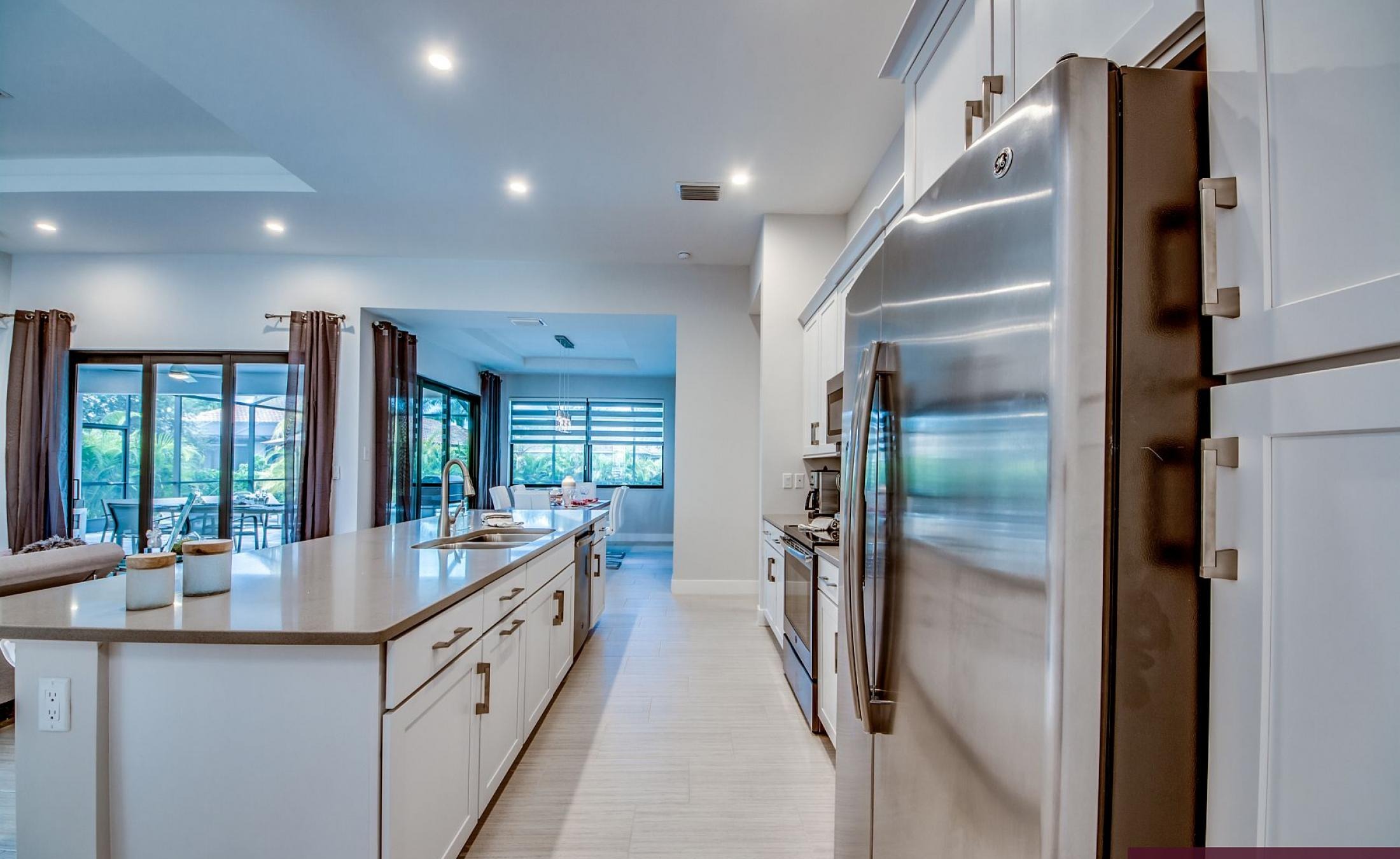 Große Sonnenterrasse mit beheiztem Pool und Spa bei Sonnenuntergang.