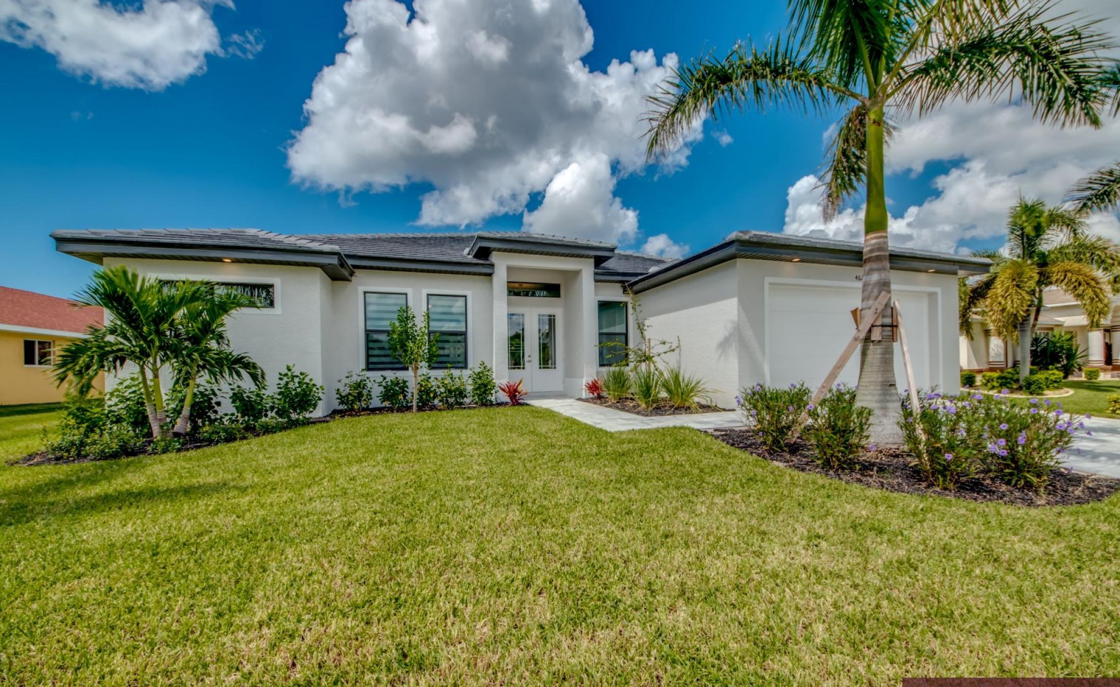 Stilvolle Villa in ruhiger Wohnlage mit westlich ausgerichteter Sonnenterrasse, beheiztem Pool und Spa.