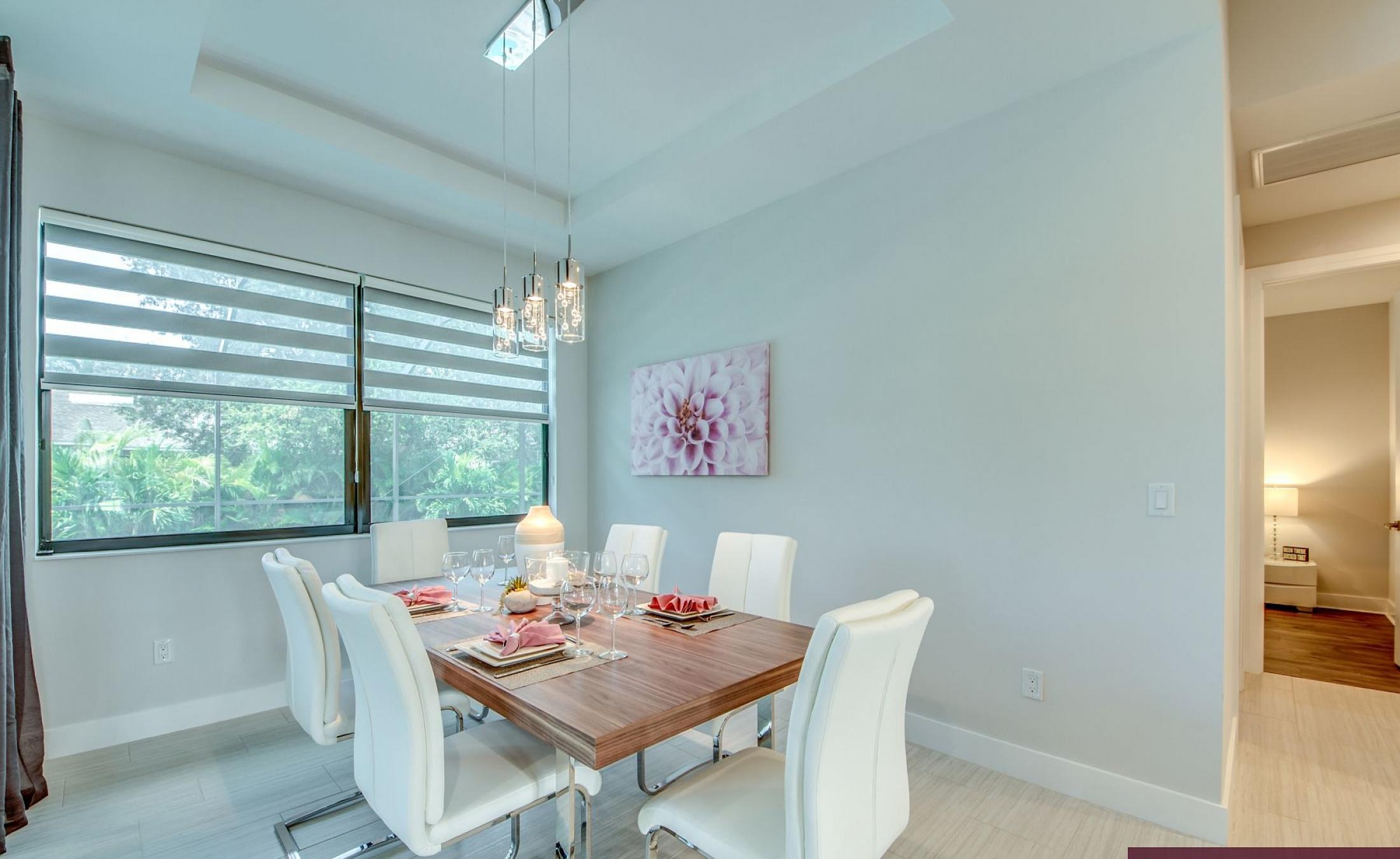 Westlich ausgerichtete Poolterrasse mit beheiztem Pool und Spa bei Sonnenuntergang.