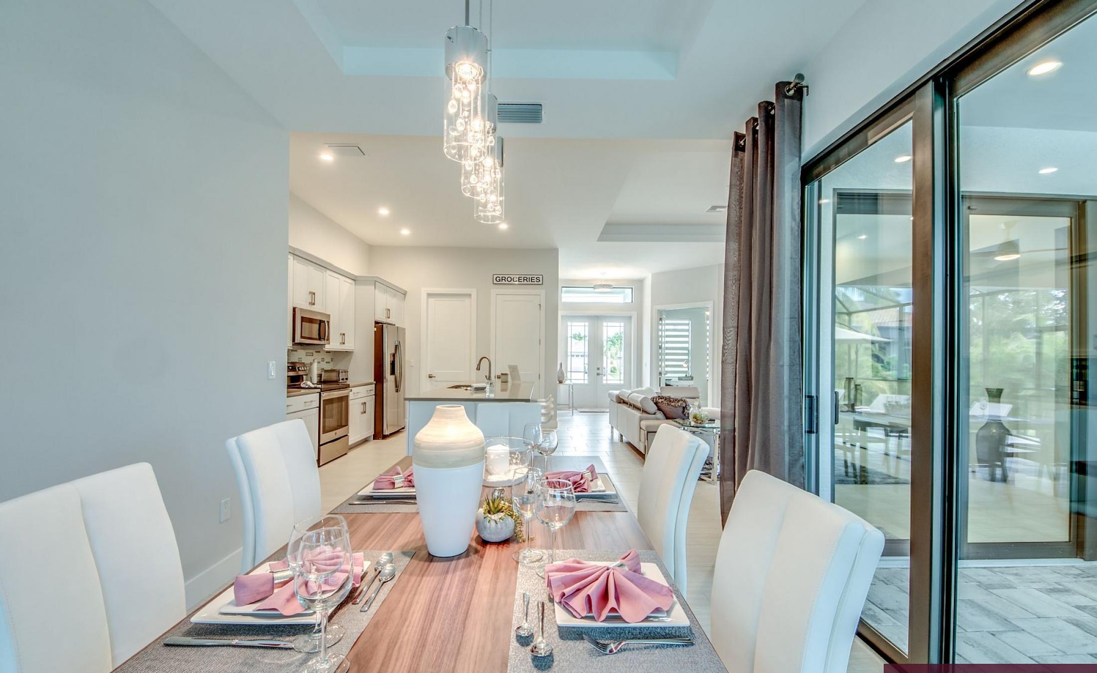 Westlich ausgerichtete Poolterrasse mit beheiztem Pool und Spa bei Sonnenuntergang.