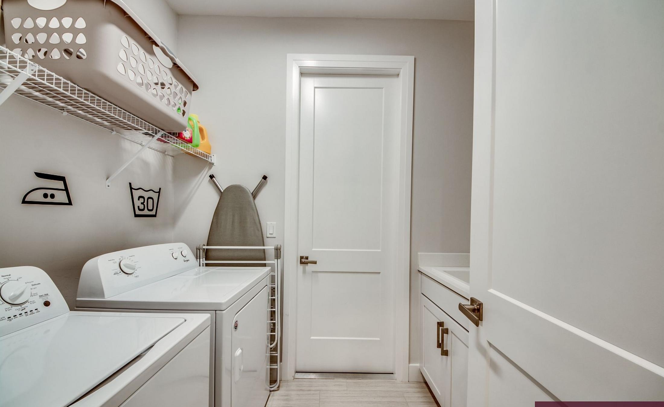 Moderne Villa in ruhiger Wohnlage mit großer Sonnenterrasse sowie beheiztem Pool und Spa.