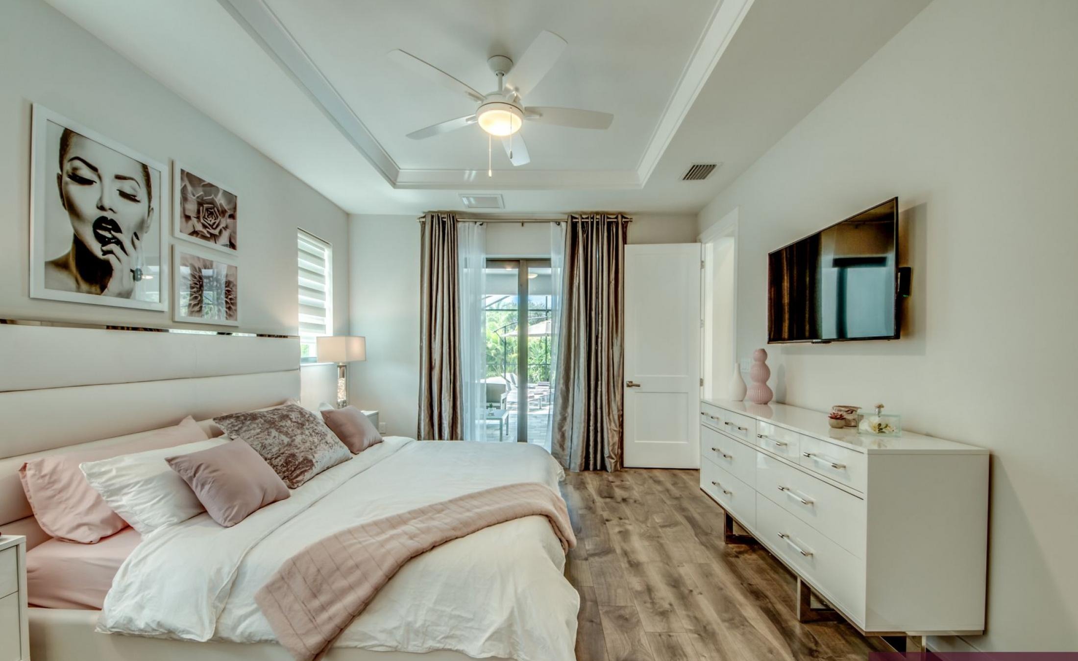 Moderne Villa in SW Cape Coral mit westlich ausgerichteter Sonnenterrasse sowie beheiztem Pool und Spa.