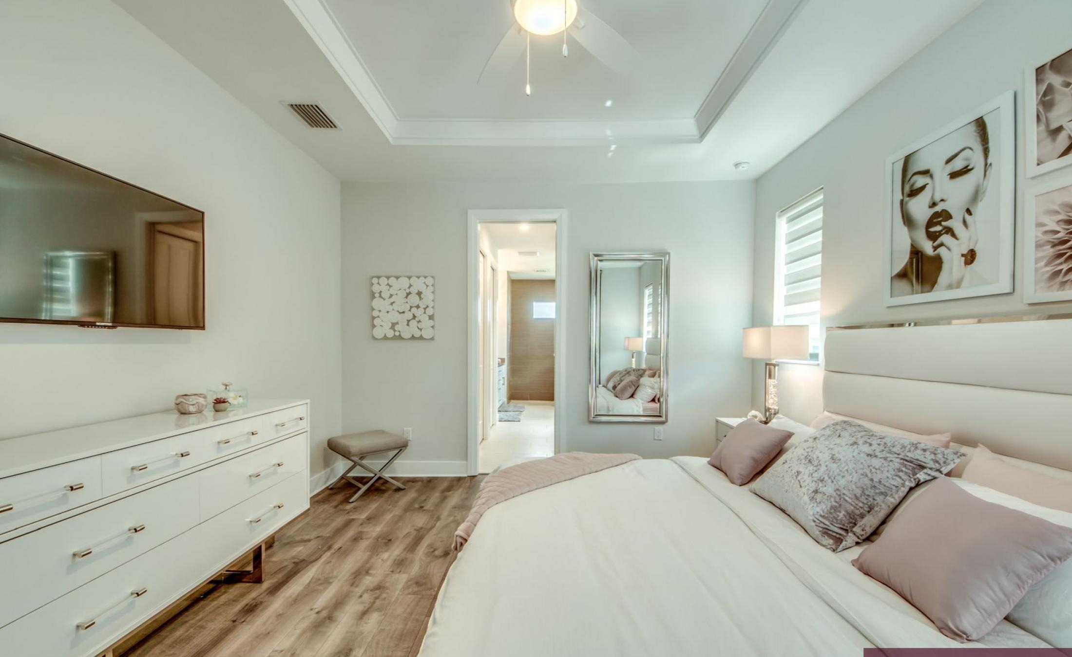 Moderne Villa in ruhiger Wohnlage in SW Cape Coral mit Sonnenterrasse, beheiztem Pool und Spa.