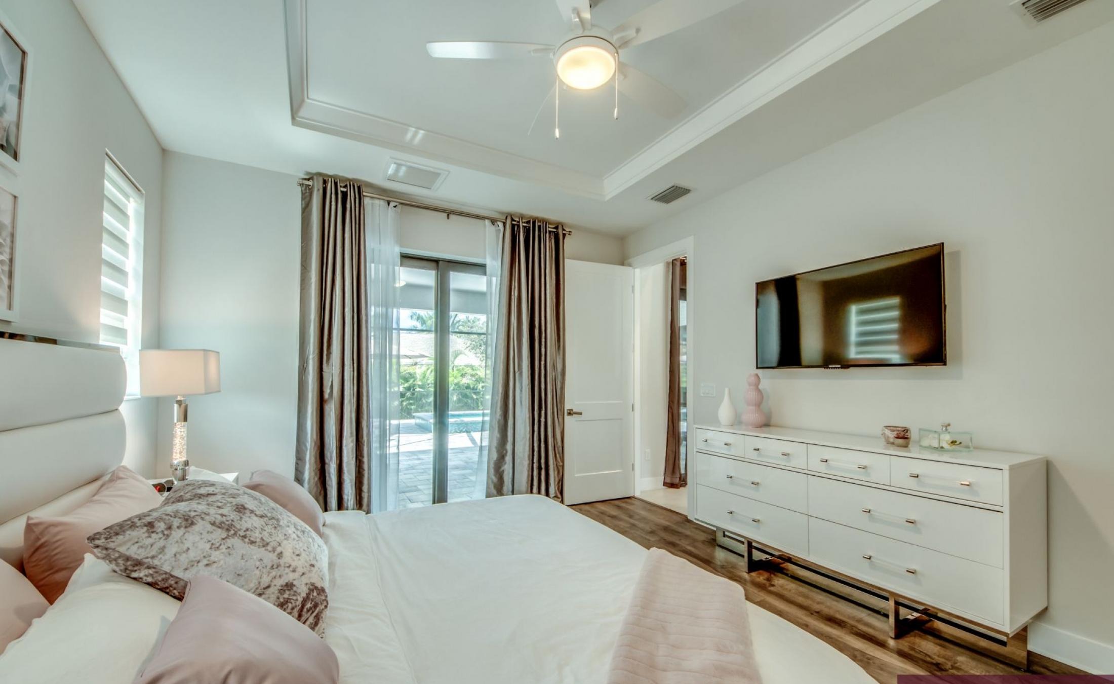 Moderne Villa in Cape Coral mit westlich ausgerichteter Sonnenterrasse sowie beheiztem Pool und Spa.