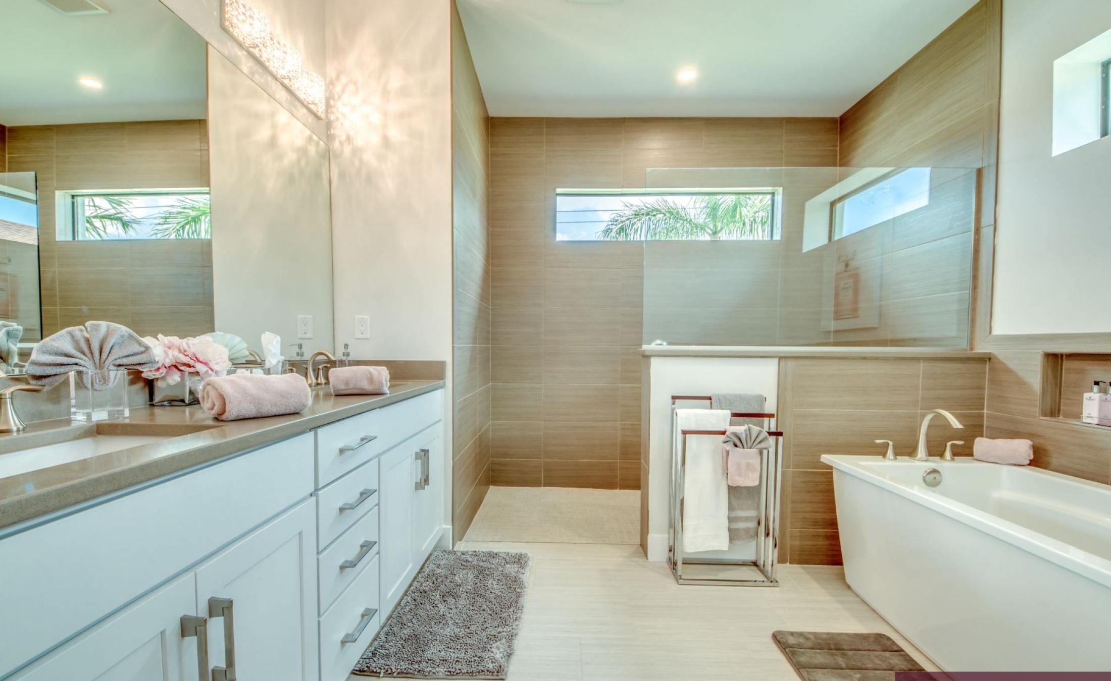 Westlich ausgerichtete Poolterrasse mit beheiztem Pool und Spa bei Sonnenuntergang.