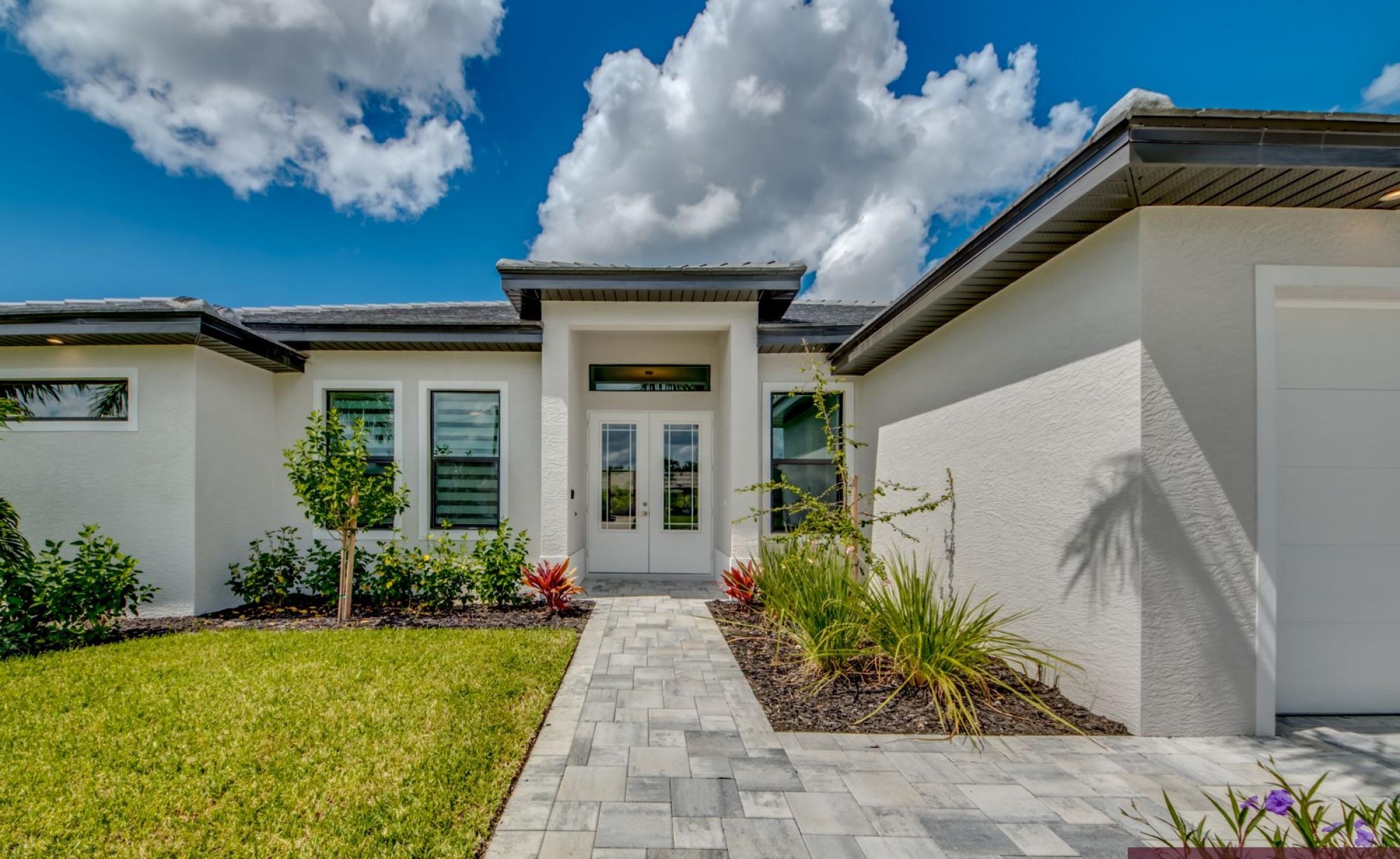 Moderne Villa in SW Cape Coral mit Sonnenterrasse, beheiztem Pool und Spa.