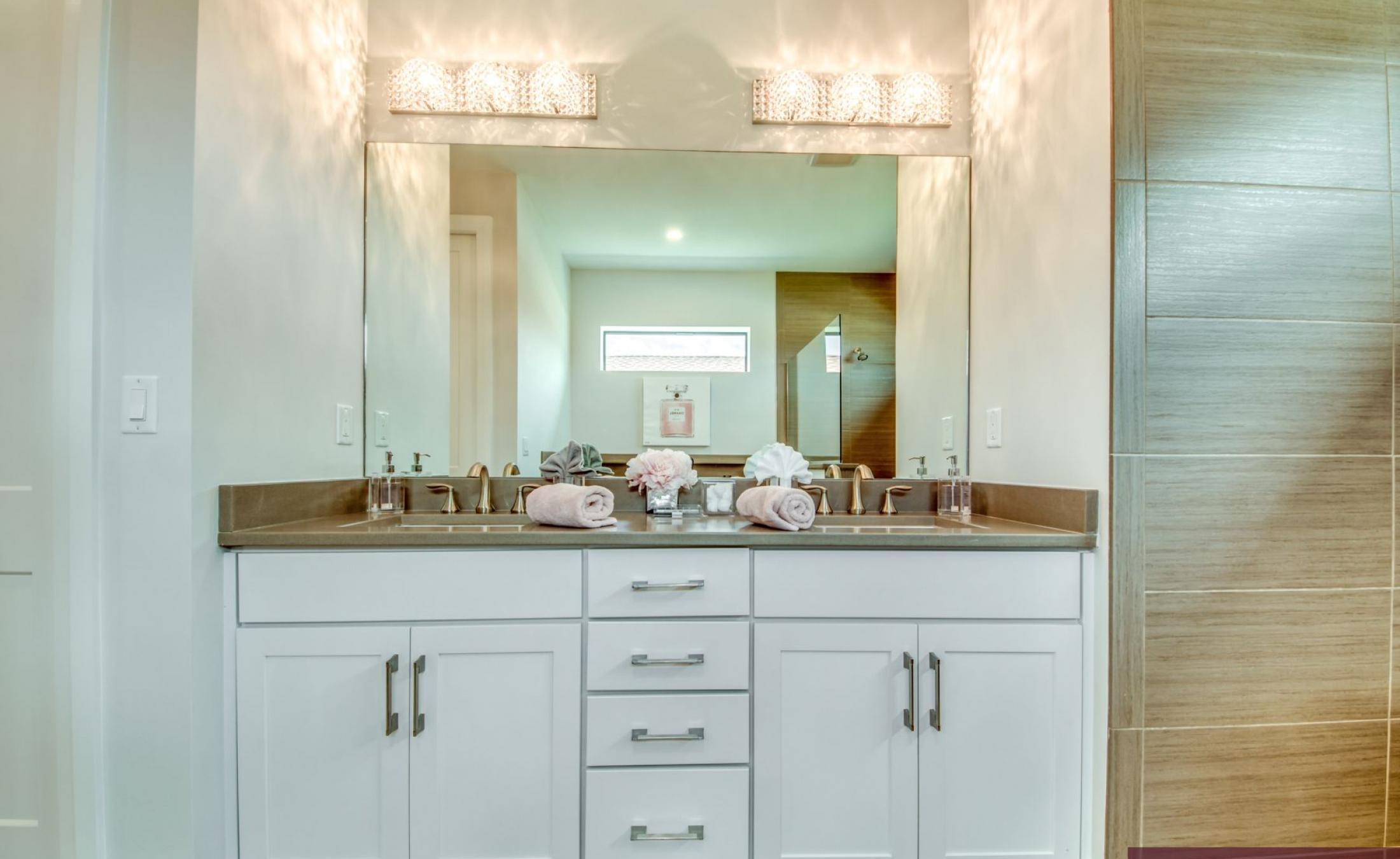 Westlich ausgerichtete Poolterrasse mit beheiztem Pool und Spa bei Sonnenuntergang.