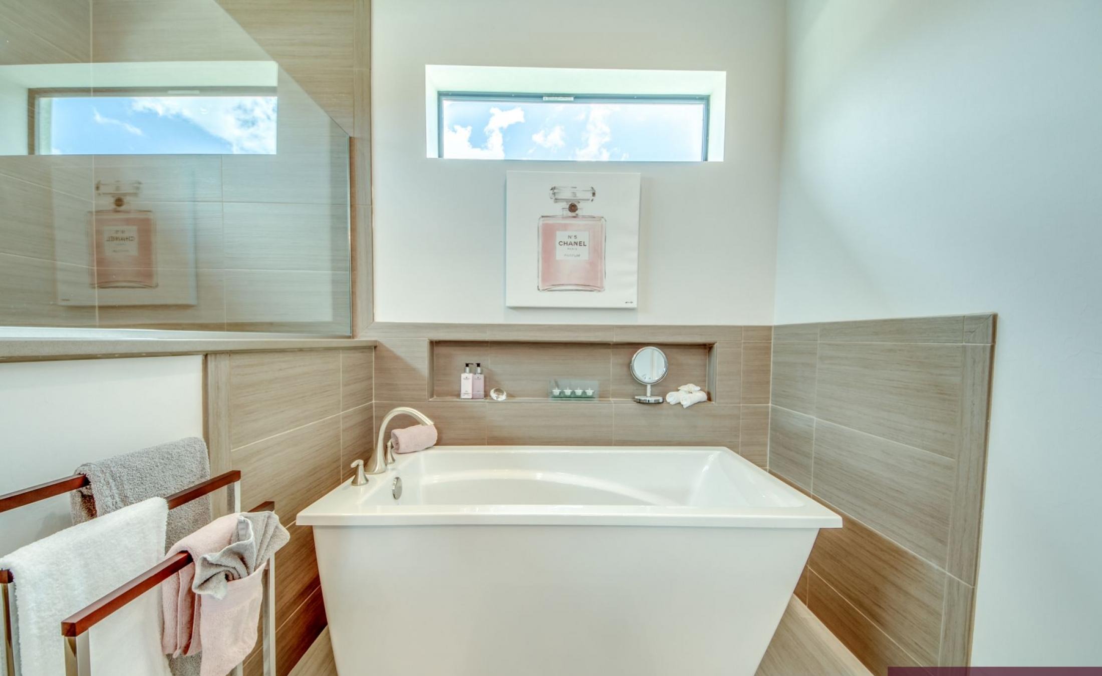 Stilvolle Villa mit Westterrasse, beheiztem Pool und Spa in ruhiger Wohnlage.