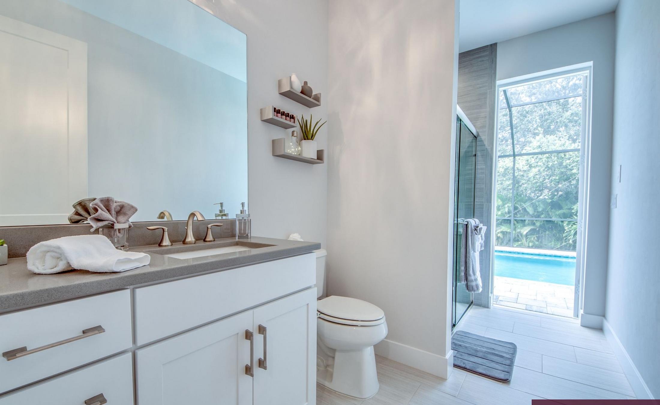 Moderne Villa in ruhiger Wohnlage in Cape Coral mit Sonnenterrasse, beheiztem Pool und Spa.