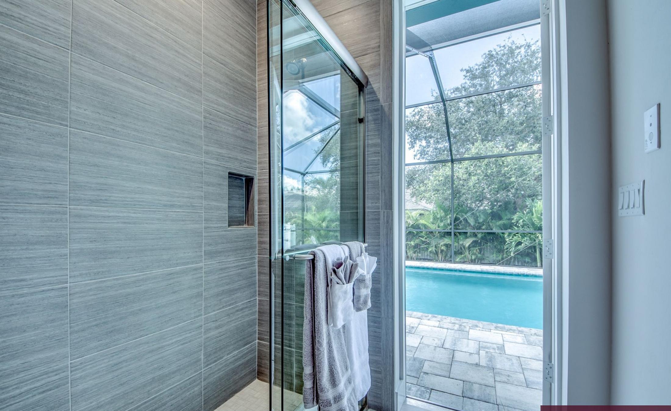 Moderne Villa in SW Cape Coral mit Westterrasse, beheiztem Pool und Spa.