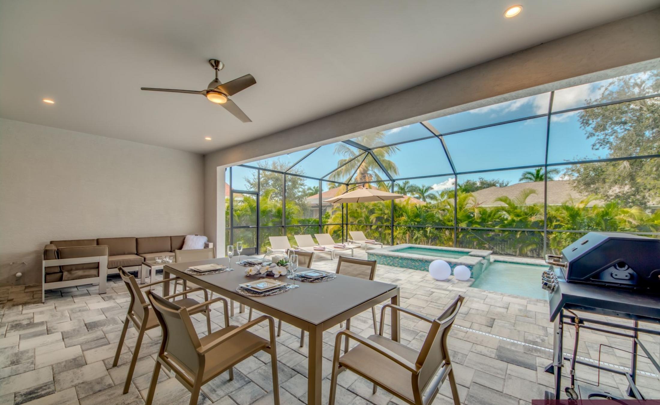 Stilvolle Villa mit Westterrasse sowie beheiztem Pool und Spa in ruhiger Wohnlage.