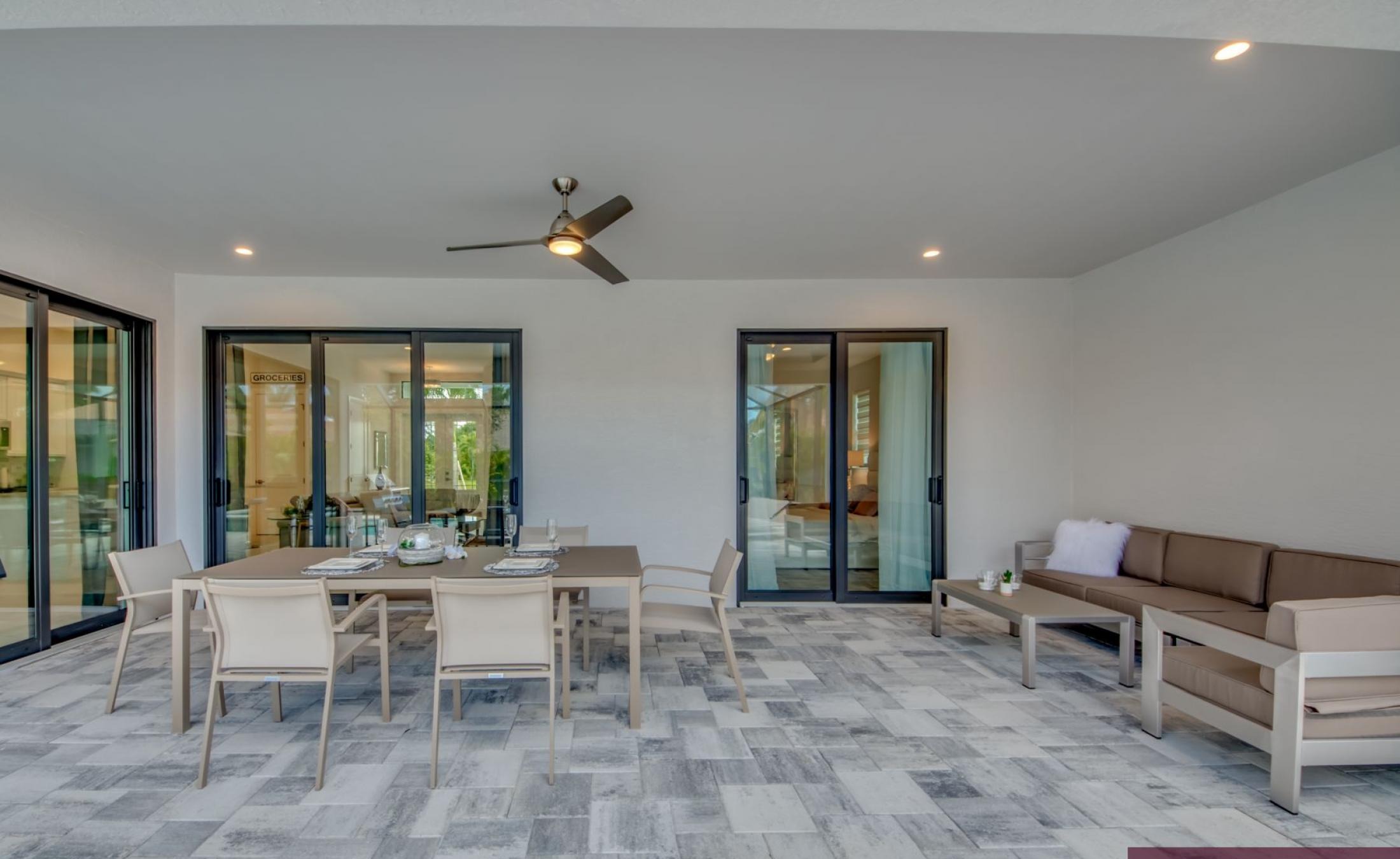 Moderne Villa in ruhiger Wohnlage in Cape Coral mit Sonnenterrasse, beheiztem Pool und Spa.