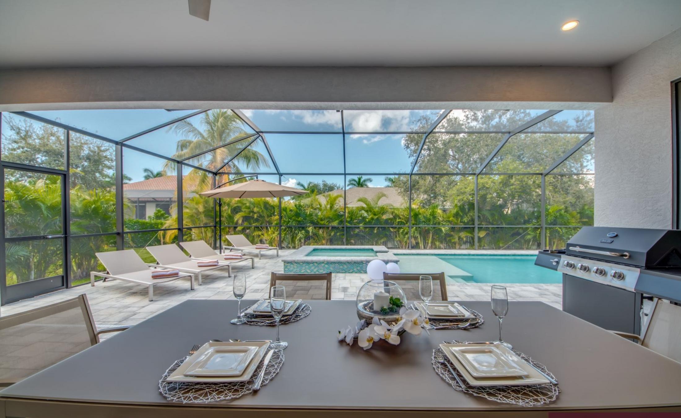 Große Sonnenterrasse mit beheiztem Pool und Spa in ruhiger Wohnlage.