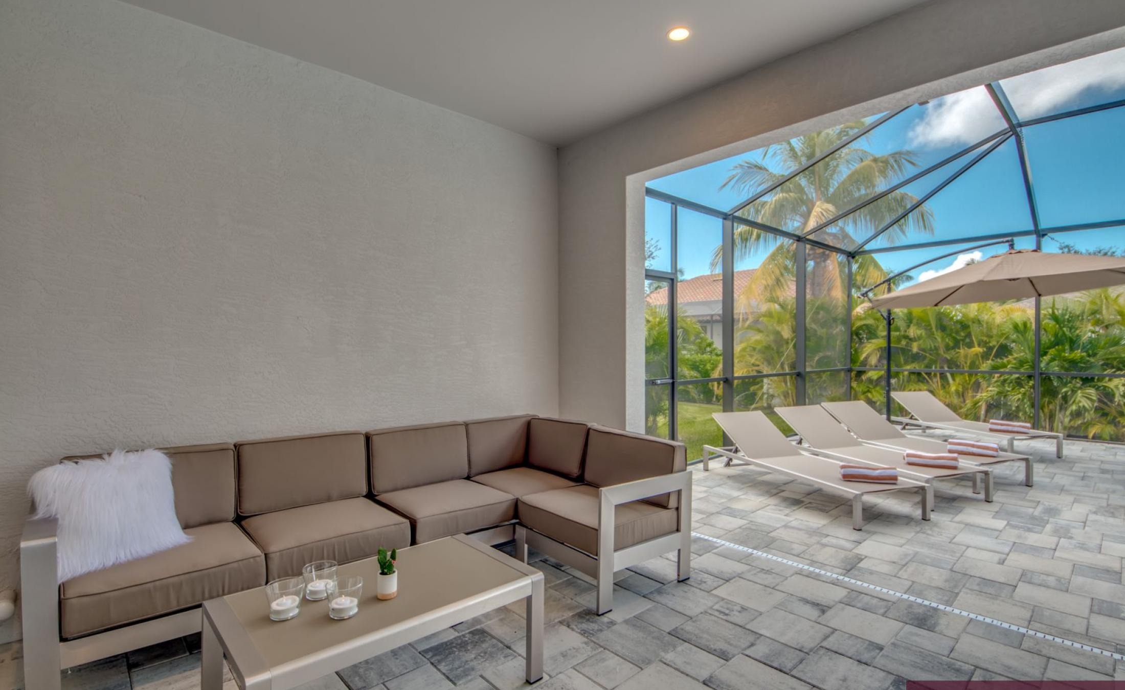 Moderne Villa in ruhiger Wohnlage in Cape Coral mit Sonnenterrasse, beheiztem Pool und Spa.