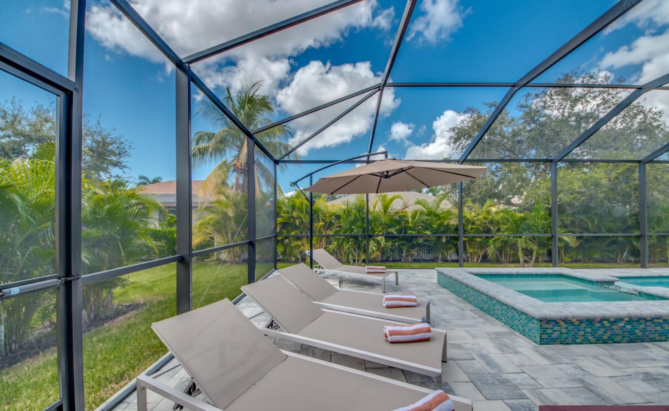 Moderne Villa in SW Cape Coral mit Sonnenterrasse, beheiztem Pool und Spa.