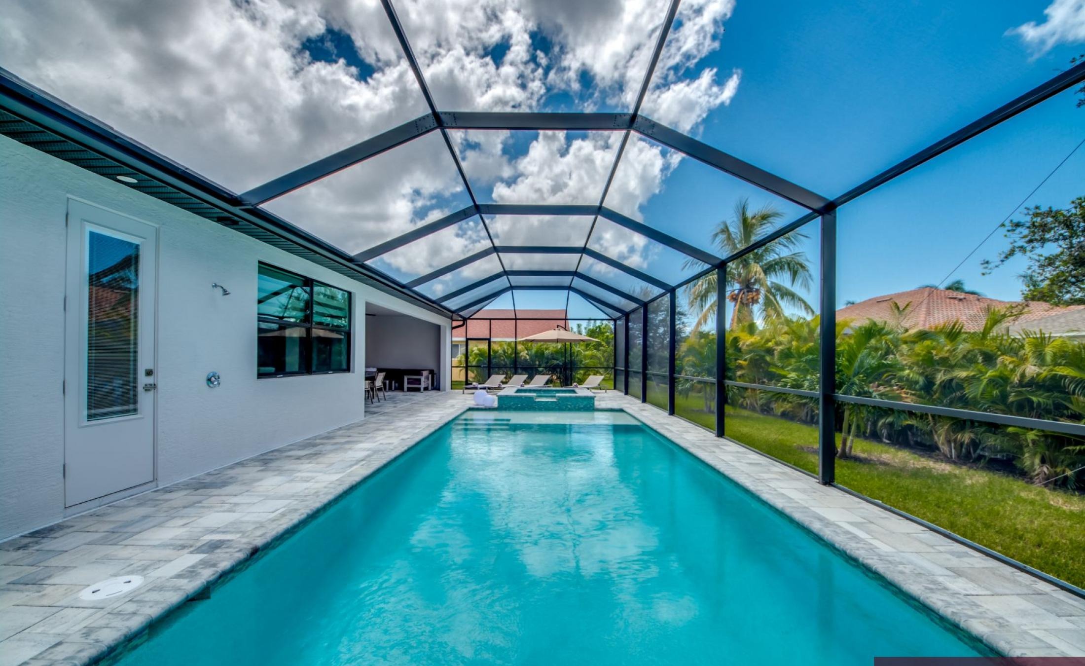 Westlich ausgerichtete Poolterrasse mit beheiztem Pool und Spa bei Sonnenuntergang.