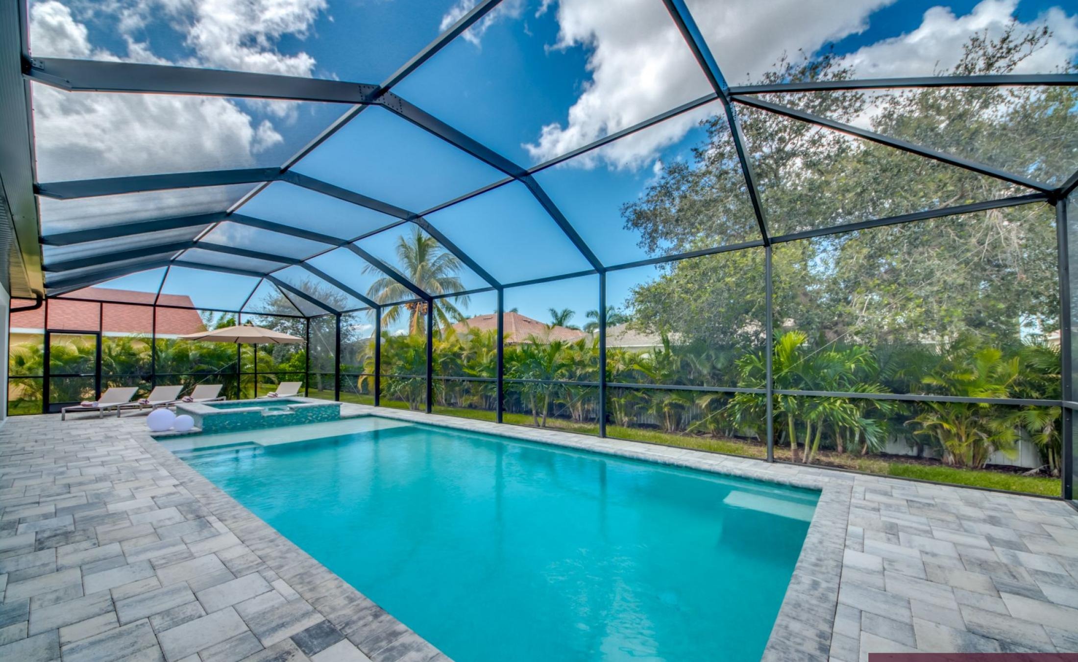 Westlich ausgerichtete Sonnenterrasse mit beheiztem Pool und Spa.