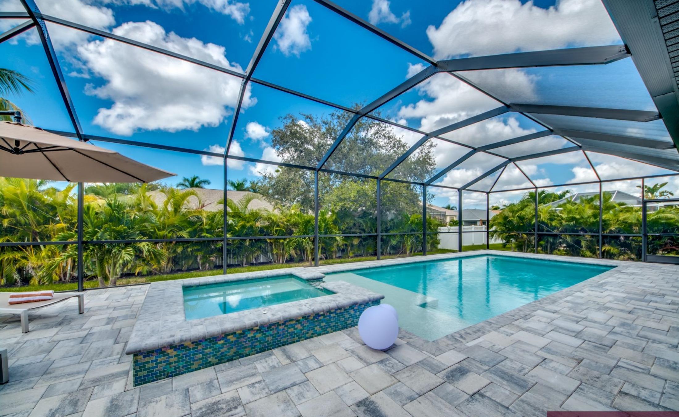Stilvolle Villa in SW Cape Coral mit Westterrasse, beheiztem Pool und Spa.
