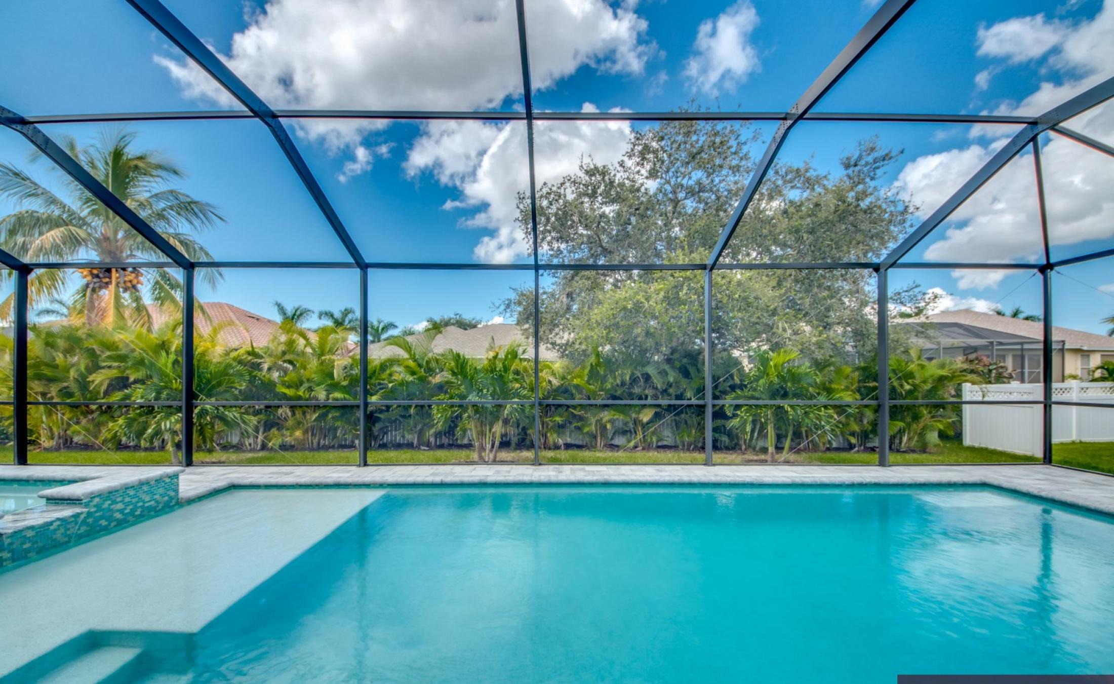 Westterrasse mit beheiztem Pool und Spa bei Sonnenuntergang.
