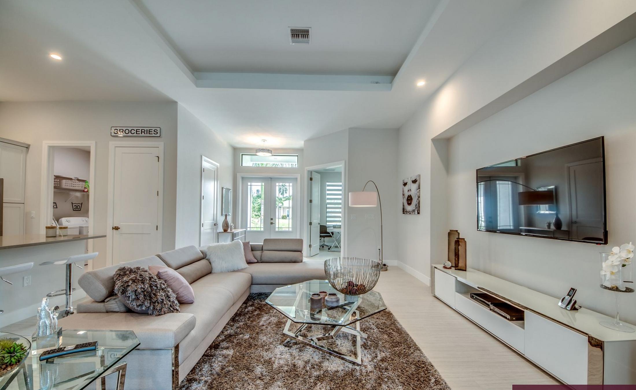 Moderne Villa in SW Cape Coral mit westlich ausgerichteter Sonnenterrasse, beheiztem Pool und Spa.