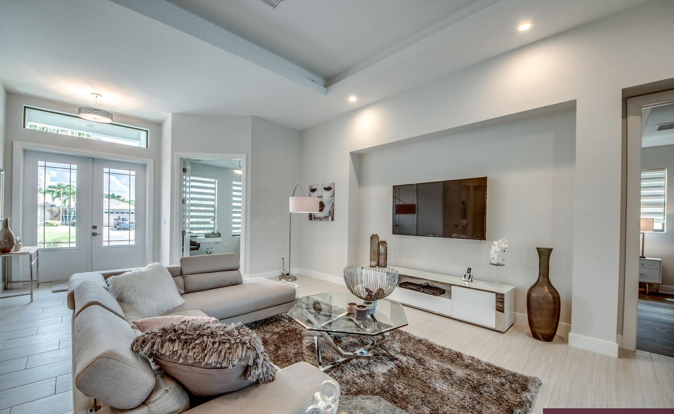 Moderne Villa in ruhiger Wohnlage in SW Cape Coral mit Westterrasse, beheiztem Pool und Spa.