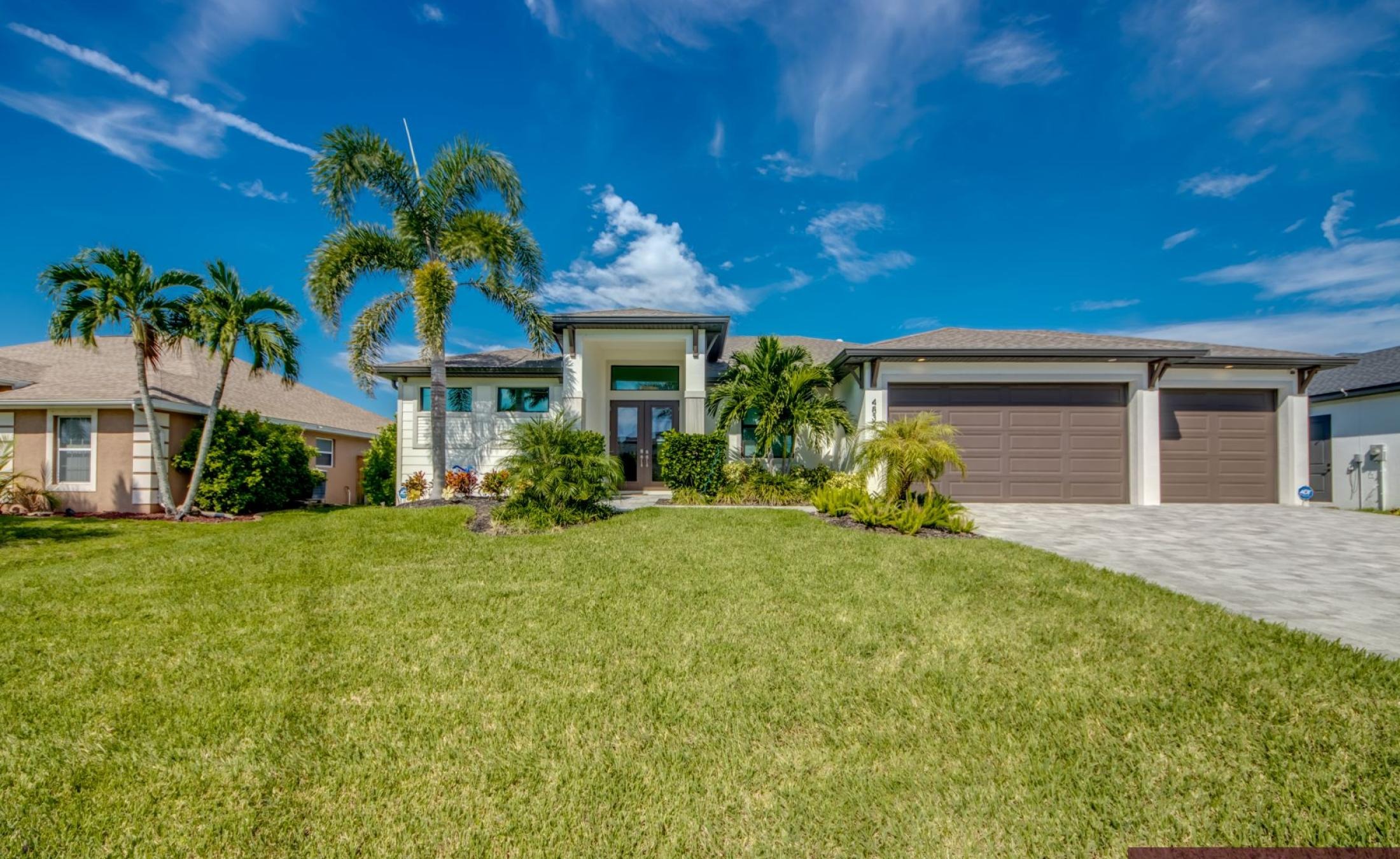 Moderne Villa in Cape Coral mit beheiztem Pool, Billardtisch, Fitnessraum, Büro und Dreifachgarage in Westausrichtung.
