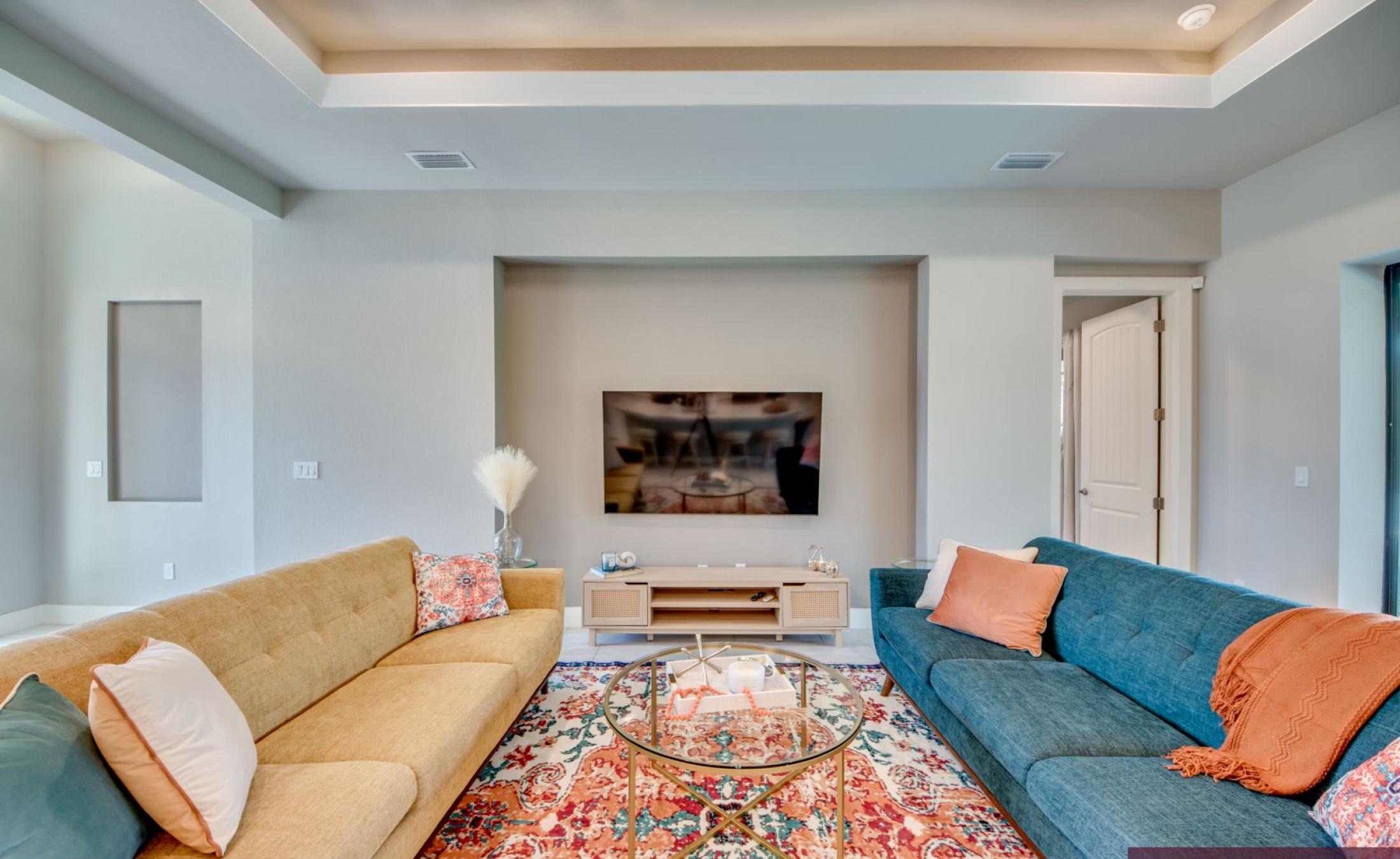 Modernes Wohnzimmer mit Sitzbereich und viel Tageslicht.