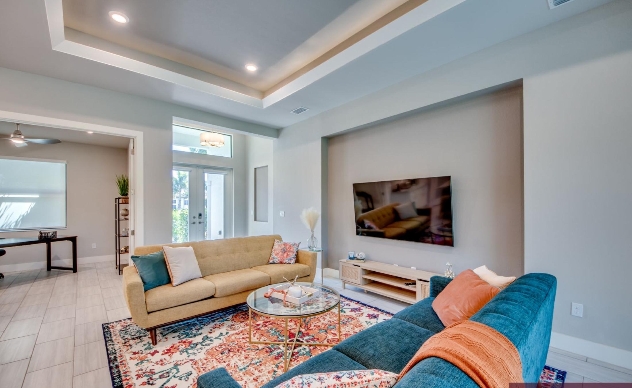 Modernes Wohnzimmer mit Sitzbereich in der Villa in Cape Coral.