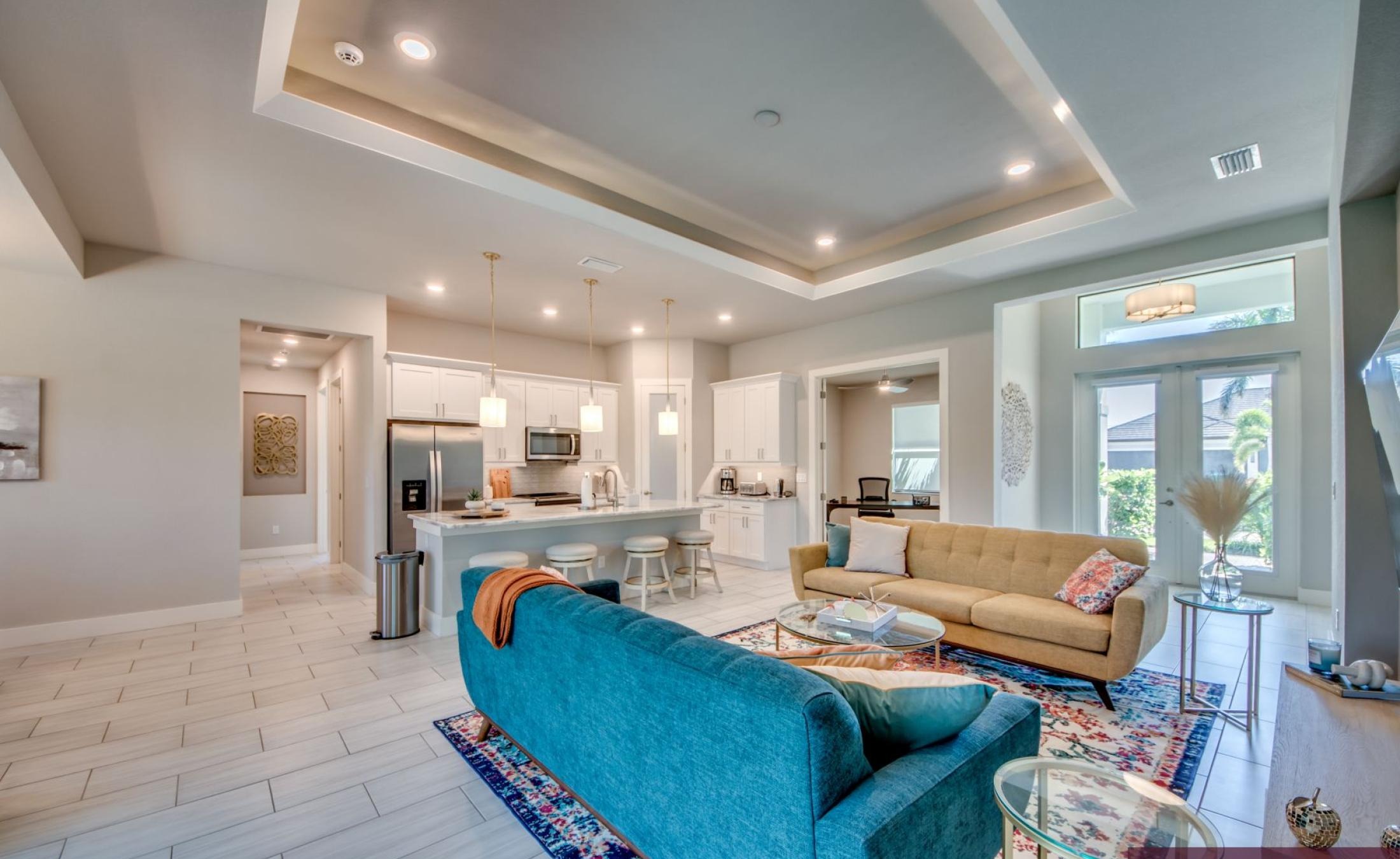 Modernes Wohnzimmer mit Sofa und Sitzbereich in der Villa.