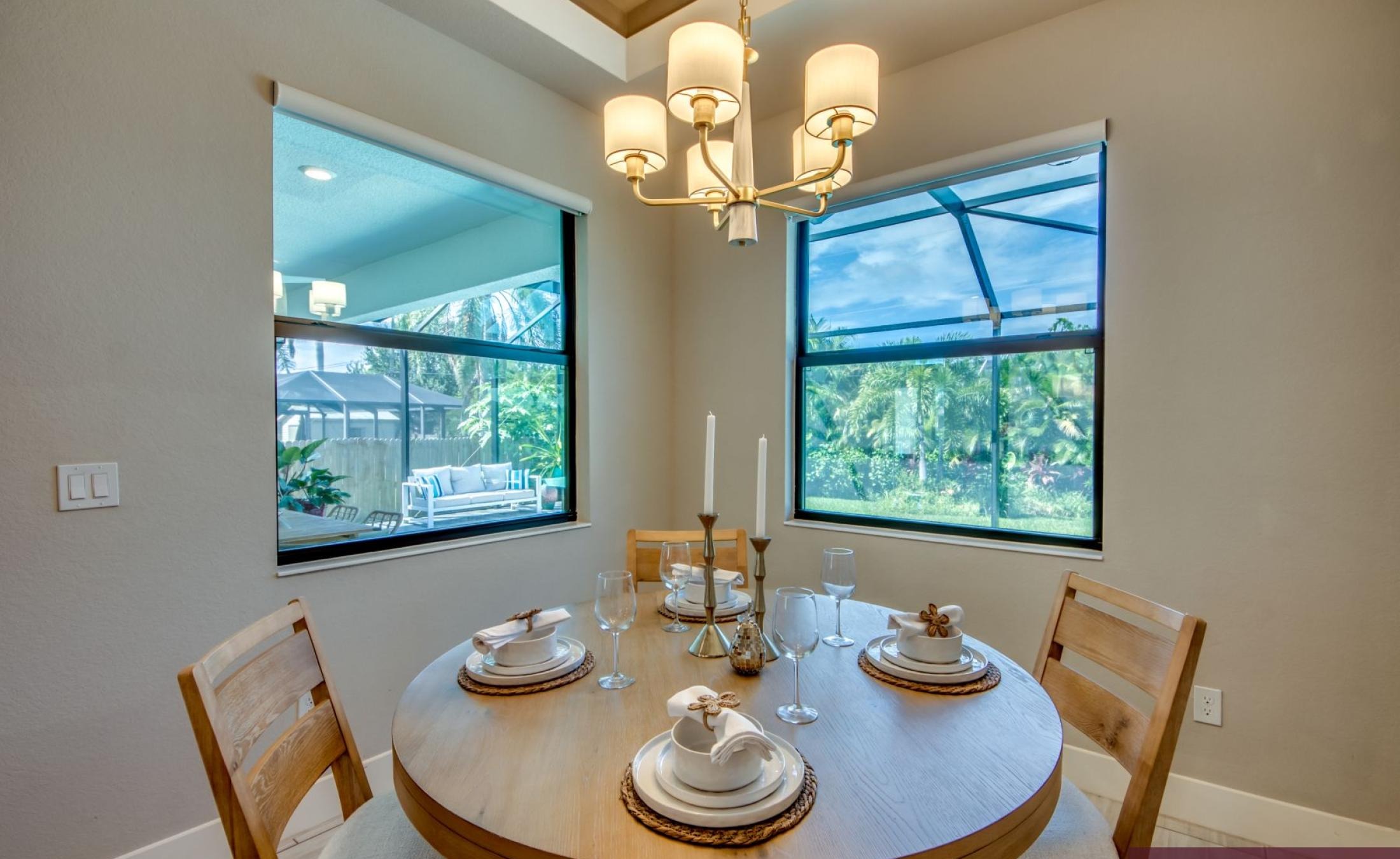 Moderner Wohnbereich mit Sofa und offener Raumgestaltung.