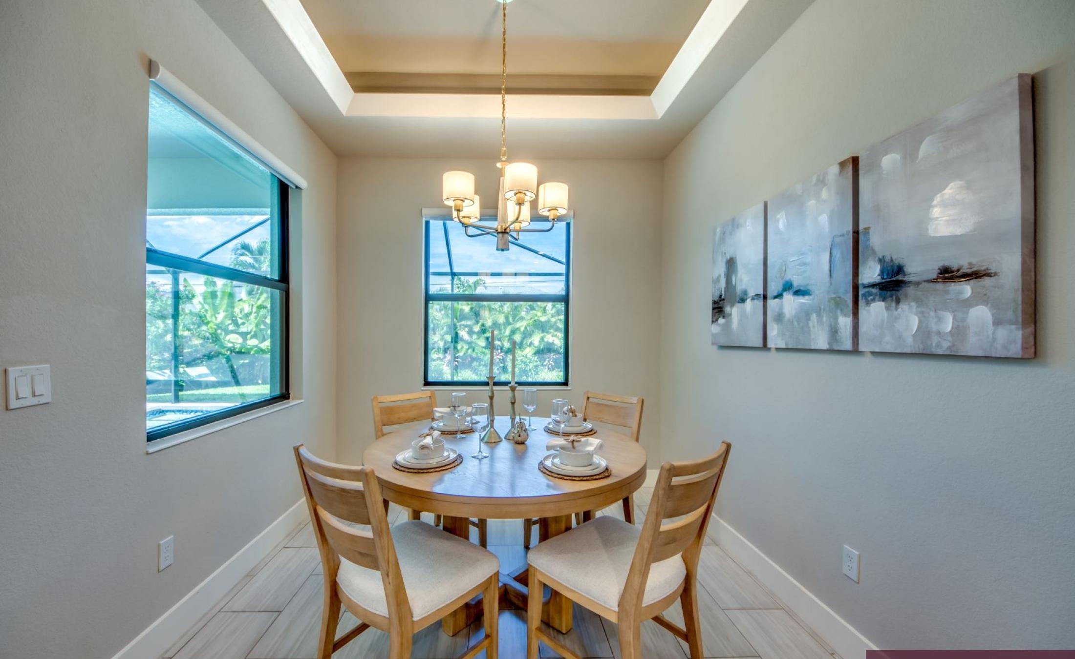 Modernes Wohnzimmer mit Sitzbereich und TV in der Villa in Cape Coral.