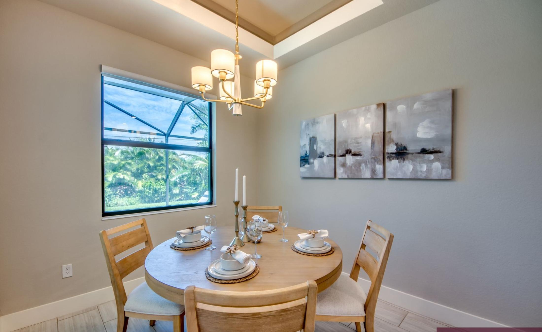 Modernes Wohnzimmer mit Sitzbereich und TV.