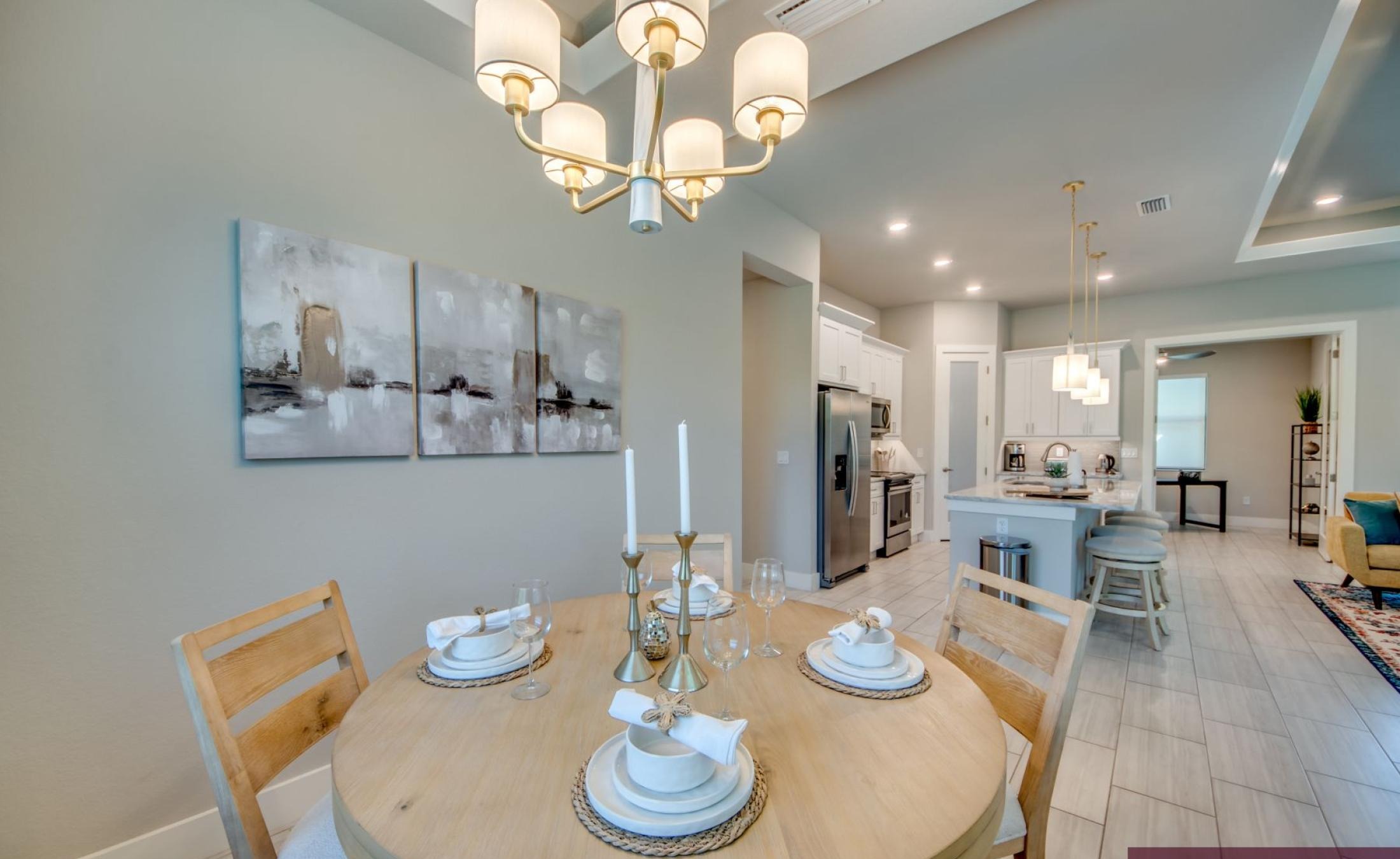 Modernes Wohnzimmer mit Sitzgruppe und TV