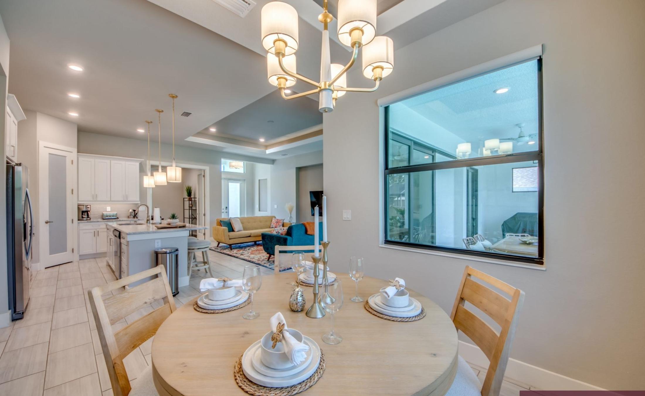 Modernes Wohnzimmer mit Sofa und TV in der Villa.